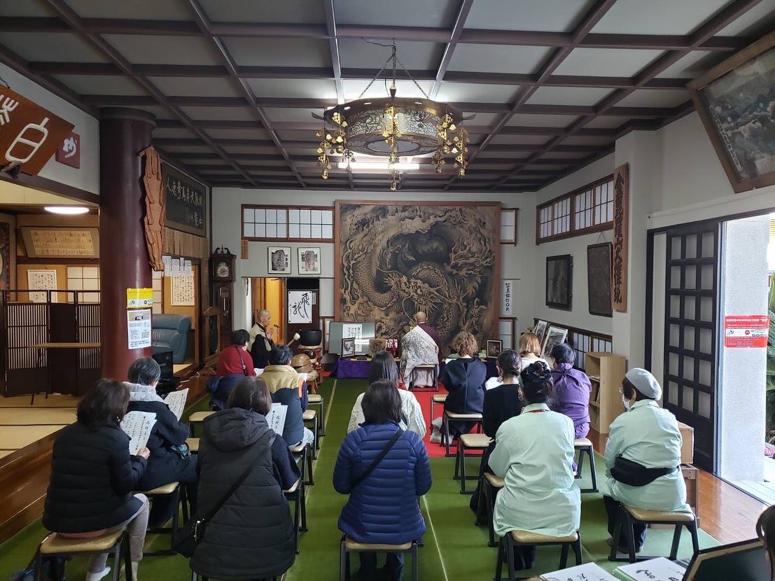 2/10(土)照江寺龍神祭、1日目が終わりました。
80名以上の方々にご来山いただきました!ありがとうございました🙏
2/11(日)・2/12(月)も開催していますので是非お越しください。
写真は、厄除け法要・マジックショーの様子です。
#照江寺 #静浦 #江浦 #沼津のお寺
#江浦湾 #奥駿河 #奥駿河を拡めたい
#numa_1 #numa_kanko