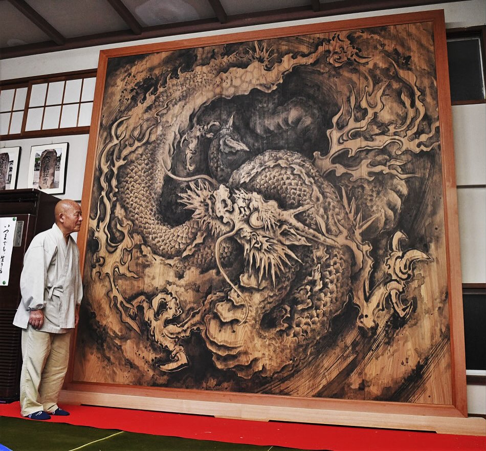 住職からのメッセージ
昨年、市内在住の梅邑(ばいゆう)画伯より「照江寺本堂に、雲龍図を描かせてほしい」とのお申し出があり、総代役員と協議の結果、照江寺開基凉室薫公禅師350周年遠諱の社会事業として、天井絵(雲龍図)を描画していただくことを決めました。
改めて梅邑画伯に依頼し、3.2メートル角の秋田杉板に青墨で雲龍図を描画してくださり、その作品は緻密で筆致も鮮やかで、勢いのある八方睨みの鋭い瞳と猛々しい動きの中にも、見る人々に安らぎを与えてくれる上品な作品になっています。
しかし完成してみると、かなりの重量になったので、天井に吊るすことはできず壁に立てかける格好になりましたが、その素晴らしさは京都妙心寺法堂の八方睨みの龍にも負けないものと自負しております。
甲辰(龍)年のこの本年に、この素晴らしい雲龍図をぜひ皆さまにご覧いただきたいのです。
龍神は生きる力を授けてくれる神とされ、金運財運・縁結び・除災・招福など、多くのご利益が期待されます。
ついては、この事業を祝うため、2月10・11・12日の3日間に龍神祭を行いますので、大勢の皆さまにお越しいただきたいと思っております。期間中は、厄除け祈祷あり・マジックショーあり・整膚施術あり・ディジュリドウの演奏あり・古代舞あり・絵画の展示ありと、盛大にお祭りが行われる予定です。
また先着50家族様に、1袋ではありますが奉納品の「だしップス」を差し上げますので、お早めにお出かけください。
この雲龍図に、芥川賞作家であり私のいとこである玄侑宗久師は
“身中必ず一頭の龍あり 苦を咬み憂を呑みて成長す
汝の龍を大きく育てよ 苦悩を厭わず風に向かえ”
という詩を寄せてくださっております。
この詩のように、お祭りにご参加された皆さまに自分自身の龍を見つけていただき、力強く明日へ向かって羽ばたいてほしいと念じております。
以上
#照江寺 #静浦 #江浦 #沼津のお寺
#江浦湾 #奥駿河 #奥駿河を拡めたい
#numa_1 #numa_kanko