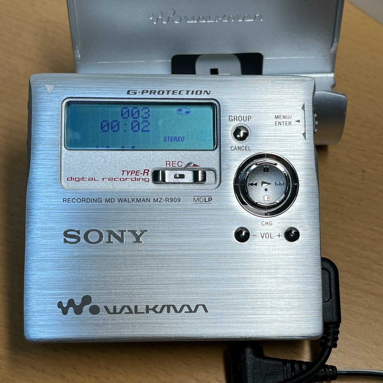 映画「PERFECT DAYS」をアマプラで観ました。
主人公は、カセットテープで音楽聴いていたり、小型カメラ「オリンパスのミュー」を使っていて、これらはZ世代にはエモいらしい。
年末掃除で見つかったカセットウオークマンとMDウオークマン。メルカリで5000円以上で売れました^^
昭和時代には、音響機器は大きなものからどんどん軽量化にDXしていく、デザインや機能にワクワクしてお小遣いを貯めて投資してきました。日本の技術力がすごかったんだよね。
#ウイズワン神戸