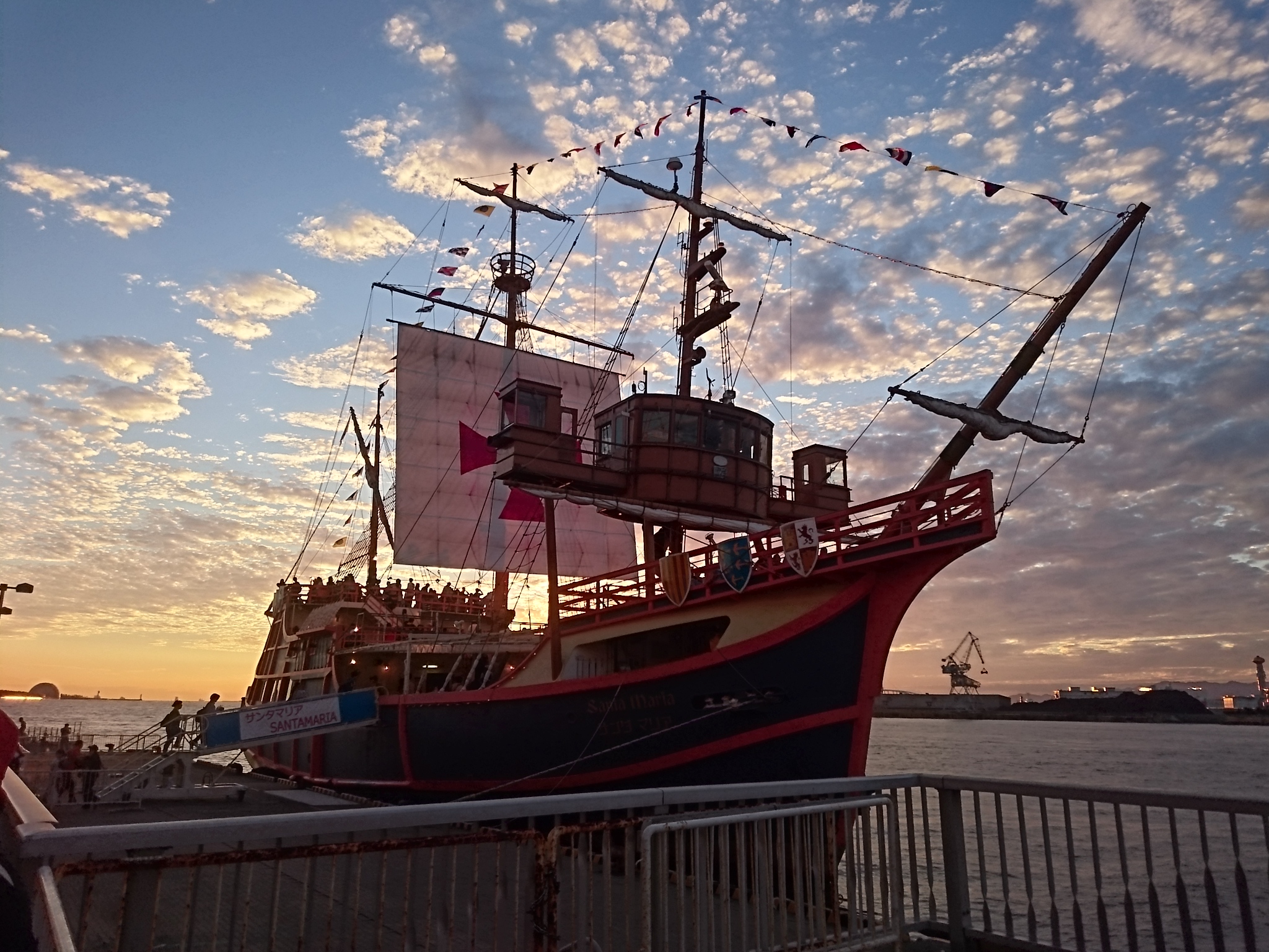 サンタマリア Xmasトワイライトクルーズ WEBチケット販売開始しました🎄🎄
=============================================
ご好評につき期間延長中の「サンタマリア トワイライトクルーズ」ですが、クリスマス期間は特別な装飾をした船で巡る⭐Specialバージョン⭐にパワーアップして運航!
本日よりHPにて、XmasクルーズのWEBチケットの販売を開始しています。
このクルーズの魅力は何といっても、夕景から夜景に移り変わるロマンティックな景色を船上から見られること。
聖なる夜に大切な人と特別なひと時をお過ごしください。
=============================================
【運航日】
2025年12月23日(火)~25日(木)
【出航時間】
16:30 / 18:00(約60分間クルーズ)
【のりば】
海遊館西はとば
【料金】
大人2,300円 / こども(小学生)1,150円 (税込み)
▼詳細はホームページをご覧ください。
https://suijo-bus.osaka/cruiselist/detail.php?seq=93