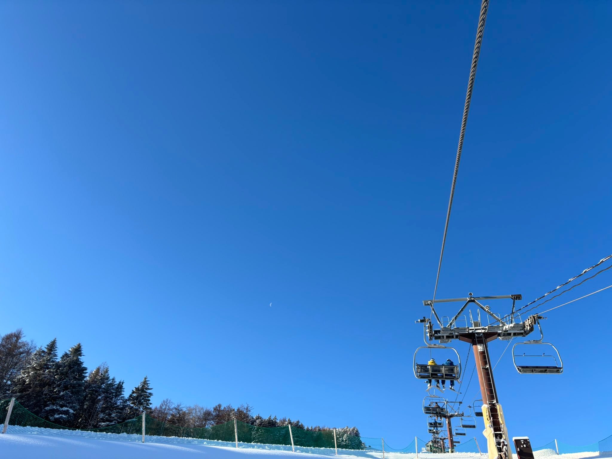 朝活⑦
撮れ高なし
なぜならガスガスあせ( ; ›ω‹ )
朝活⑧
良き天気でしたが…
前日の雪で埋まる笑
雪質の変化に対応する練習😆
オクダボスに今シーズン初めて行きました😊