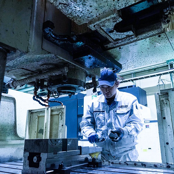 【大阪ゲンバ男子】
#町工場 #ゲンバ男子 #ゲンバ男子募集中 #ゲンバ男子1000人祭 #オトコマエ #イケメン #職人 #職人魂 #ものづくり #製造業 #bplatz #bplatzpress #ビープラッツ #factory #industrial #manufacturing #madeinjapan #japan #osaka #金属加工 #金属部品 #プランジャーポンプ ※掲載写真は製造現場のイメージアップを狙いとして企画しており、実際の工程とは異なる場合があります。