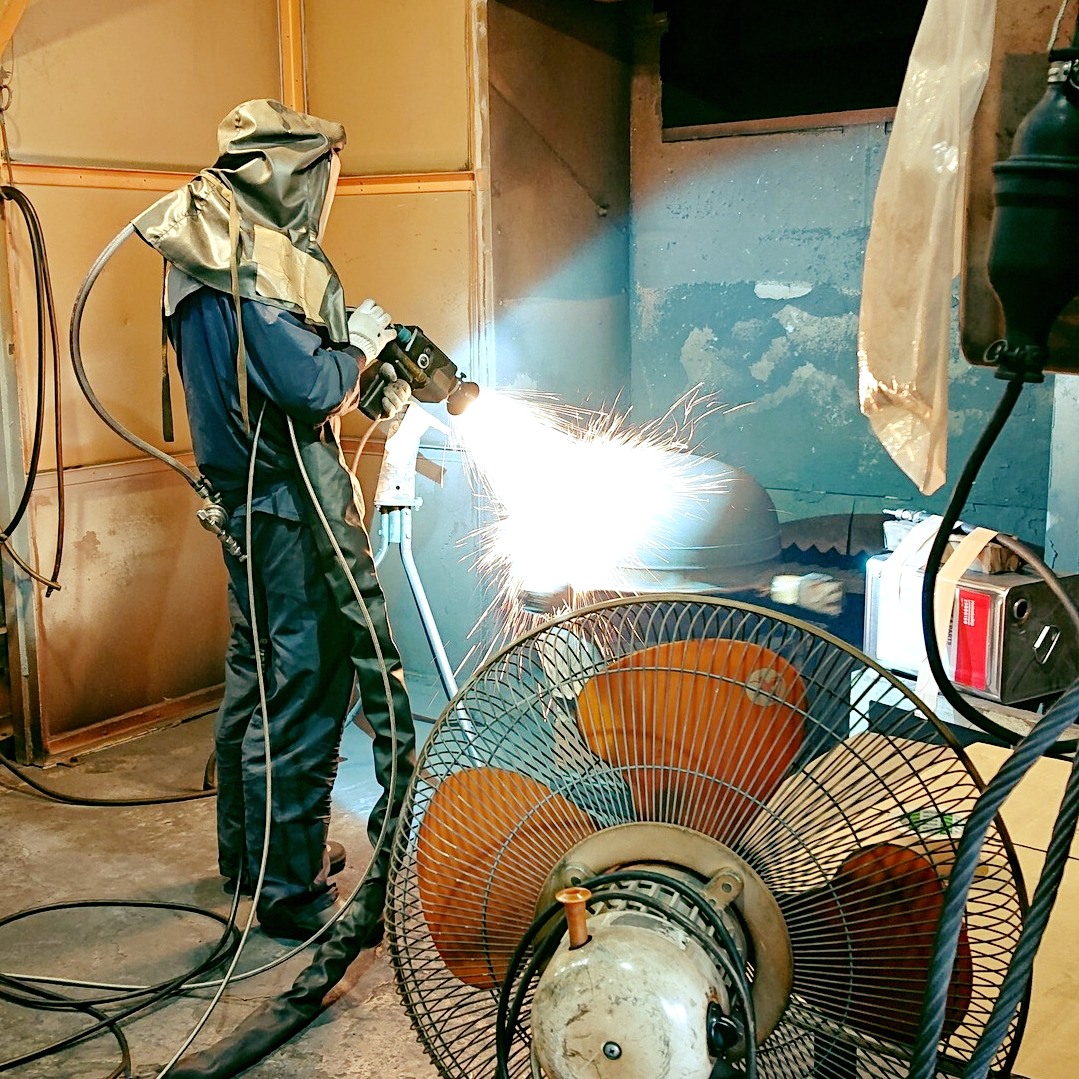 【大阪ゲンバ男子】
#町工場 #ゲンバ男子 #ゲンバ男子募集中 #ゲンバ男子1000人祭 #オトコマエ #イケメン #職人 #職人魂 #ものづくり #製造業 #bplatz #bplatzpress #ビープラッツ #factory #industrial #manufacturing #madeinjapan #japan #osaka #金属加工 #表面処理 #背中 ※掲載写真は製造現場のイメージアップを狙いとして企画しており、実際の工程とは異なる場合があります。