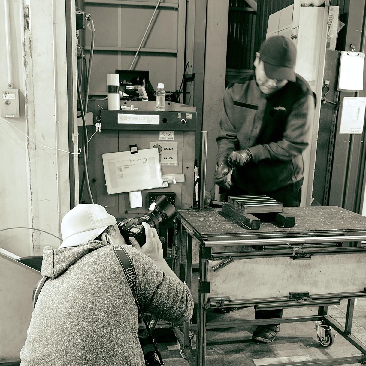 【大阪ゲンバ男子】
#町工場 #ゲンバ男子 #ゲンバ男子募集中 #ゲンバ男子1000人祭 #オトコマエ #イケメン #職人 #職人魂 #ものづくり #製造業 #bplatz #bplatzpress #ビープラッツ #factory #industrial #manufacturing #madeinjapan #japan #osaka #金属加工 #アルミ加工 #建材 ※掲載写真は製造現場のイメージアップを狙いとして企画しており、実際の工程とは異なる場合があります。