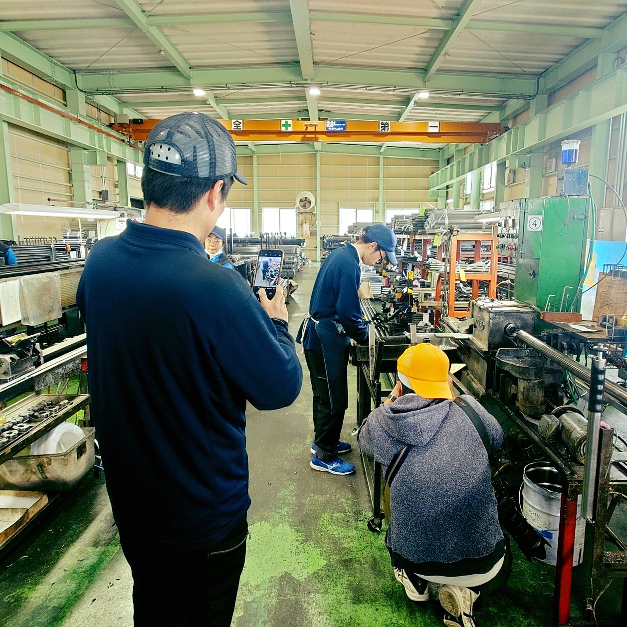 【大阪ゲンバ男子】
#町工場 #ゲンバ男子 #ゲンバ男子募集中 #ゲンバ男子1000人祭 #オトコマエ #イケメン #職人 #職人魂 #ものづくり #製造業 #bplatz #bplatzpress #ビープラッツ #factory #industrial #manufacturing #madeinjapan #japan #osaka #金属加工 #アルミ加工 #建材 #撮影中 #見守り ※掲載写真は製造現場のイメージアップを狙いとして企画しており、実際の工程とは異なる場合があります。