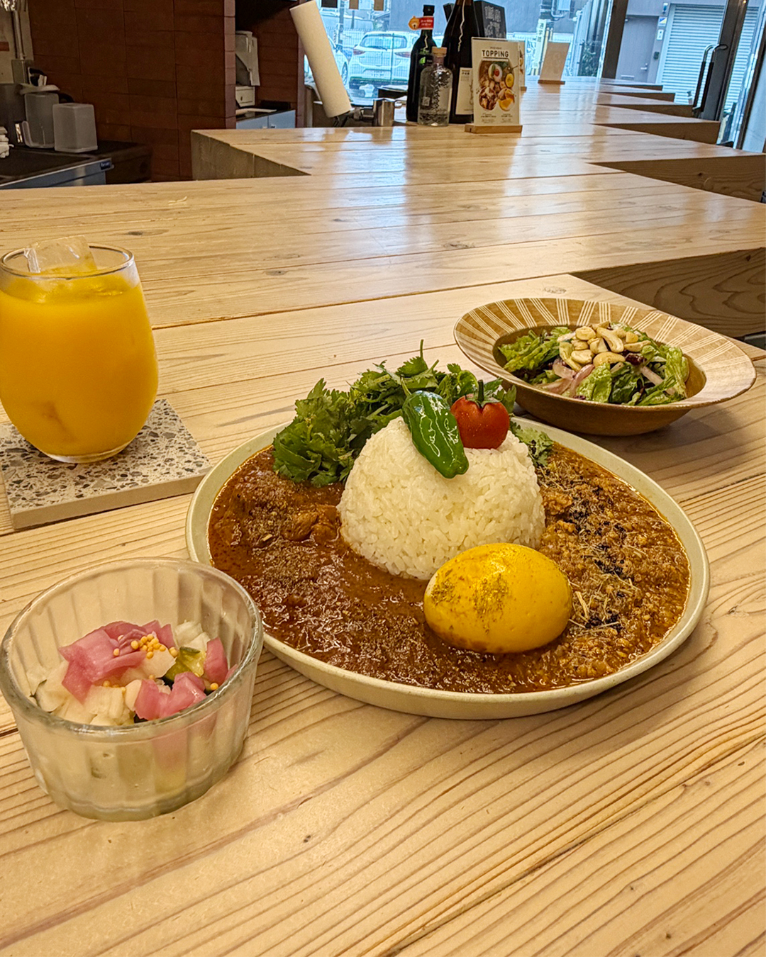 ガツンとスパイスの効いたカレーと一緒に、
さっぱり新鮮なお野菜はいかがですか?
4/28(火)から、ランチタイム限定で
とてもお得なセットがスタートします!
🥗 +200円 で「サラダ」をセットに!
☕️ さらに +200円 で「ドリンク」も追加OK!
「スパイスカレーの前に、まずは野菜を摂りたい!」
「食後は冷たいドリンクでほっと一息つきたい」
そんな方にぴったりのお得すぎる大満足セットです。
両方付けても+400円!
カレーのスパイス感を楽しみつつ、
お口直しやリフレッシュにも最高です!
今日のランチは、
ぜひサラダ&ドリンクもセットにして、
至福のスパイスタイムをお楽しみください。
.
Starting today, we are offering a touch of everyday luxury to our weekday lunch sets.
For +¥200 to your usual curry, add a fresh salad that beautifully accentuates the complex profiles of our spices.
For an additional +¥200, include a drink to gently soothe the pleasant, lingering warmth.
Just a modest addition, transforming your lunchtime into a wonderfully rich and rewarding experience.
.
【混雑時について】
13:30以降は、比較的ごゆっくりと
お召し上がりいただけます。
--------------
SPICE HOLIC(スパイスホリック)
Lunch/11:30-15:00(Lo14:30)
Dinner/18:00-21:00(Lo20:30)※予約可
(定休日はプロフィールに掲載)
Tel/075-744-6062
Access/地下鉄四条駅6番出口から徒歩5分
京都府京都市下京区骨屋町323 高辻三原ビル1F
(駐輪場有🚲)
Take Out/電話orご来店時にお伝え下さい
.
【Regarding Busy Times】
After 1:30 PM, you can generally enjoy your meal at a more leisurely pace.
--------------
SPICE HOLIC
Lunch/11:30 AM - 3:00 PM (Last Order 2:30 PM)
Dinner/6:00 PM - 9:00 PM (Last Order 8:30 PM) ※Reservations accepted
(Regular holidays listed in profile)
Tel/075-744-6062
Access/5-min walk from Exit 6 of Shijo Subway Station
1F Takatsuji Mihara Building, 323 Honeya-cho, Shimogyo-ku, Kyoto City, Kyoto Prefecture
(Bicycle parking available🚲)
Take Out/Please request