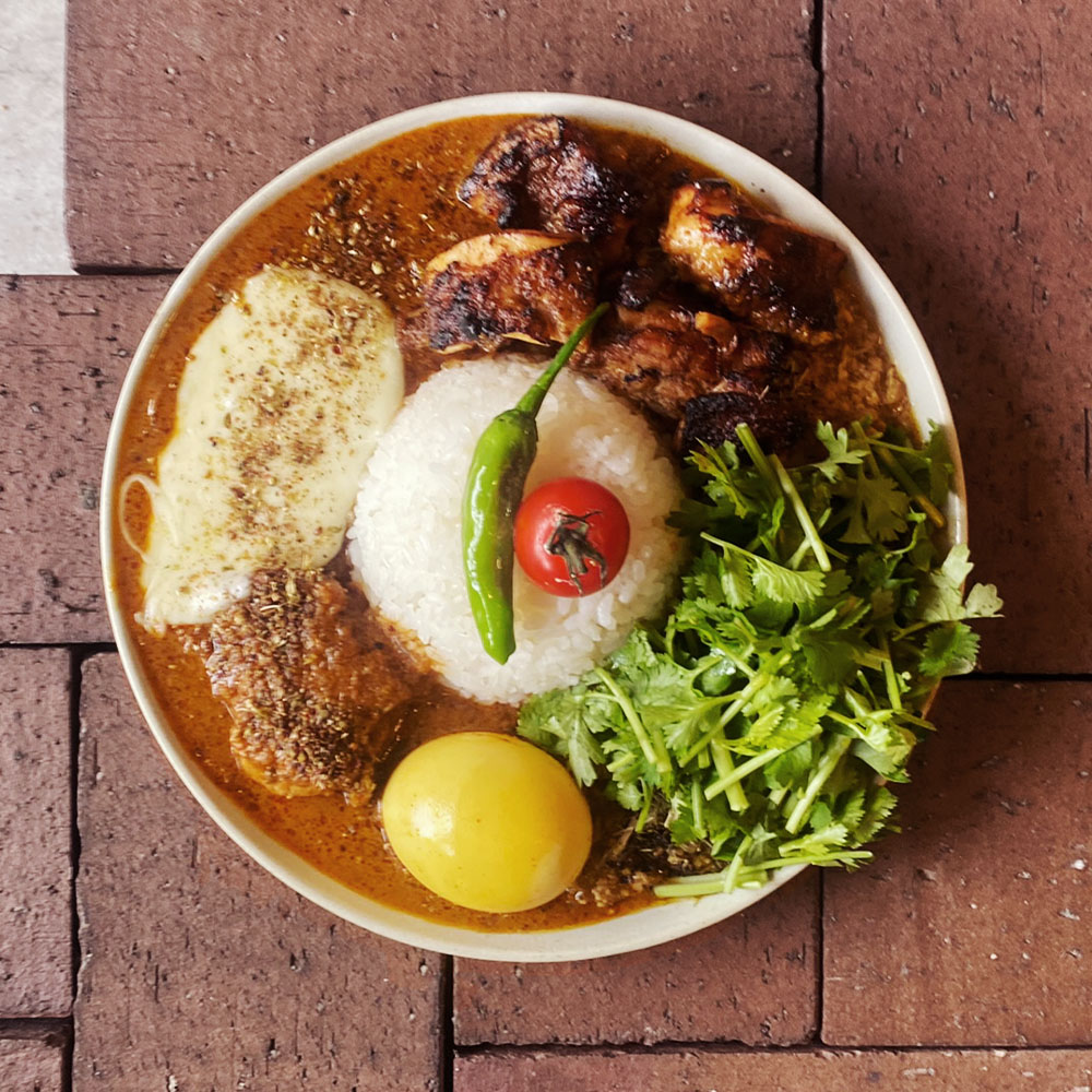 チキン、チーズ、卵、パクチー。
ひとつ選ぶたび、味の世界が広がる。
トッピング次第で、カレーの表情は何度でも変わる。
.
Chicken, cheese, egg, cilantro.
Each choice opens up a new world of flavor.
Toppings transform the face of curry, again and again.
.
【混雑時について】
13:30以降は、比較的ごゆっくりと
お召し上がりいただけます。
--------------
SPICE HOLIC(スパイスホリック)
Lunch/11:30-15:00(Lo14:30)
Dinner/18:00-21:00(Lo20:30)※予約可
(定休日はプロフィールに掲載)
Tel/075-744-6062
Access/地下鉄四条駅6番出口から徒歩5分
京都府京都市下京区骨屋町323 高辻三原ビル1F
(駐輪場有🚲)
Take Out/電話orご来店時にお伝え下さい
.
【Regarding Busy Times】
After 1:30 PM, you can generally enjoy your meal at a more leisurely pace.
--------------
SPICE HOLIC
Lunch/11:30 AM - 3:00 PM (Last Order 2:30 PM)
Dinner/6:00 PM - 9:00 PM (Last Order 8:30 PM) ※Reservations accepted
(Regular holidays listed in profile)
Tel/075-744-6062
Access/5-min walk from Exit 6 of Shijo Subway Station
1F Takatsuji Mihara Building, 323 Honeya-cho, Shimogyo-ku, Kyoto City, Kyoto Prefecture
(Bicycle parking available🚲)
Take Out/Please request