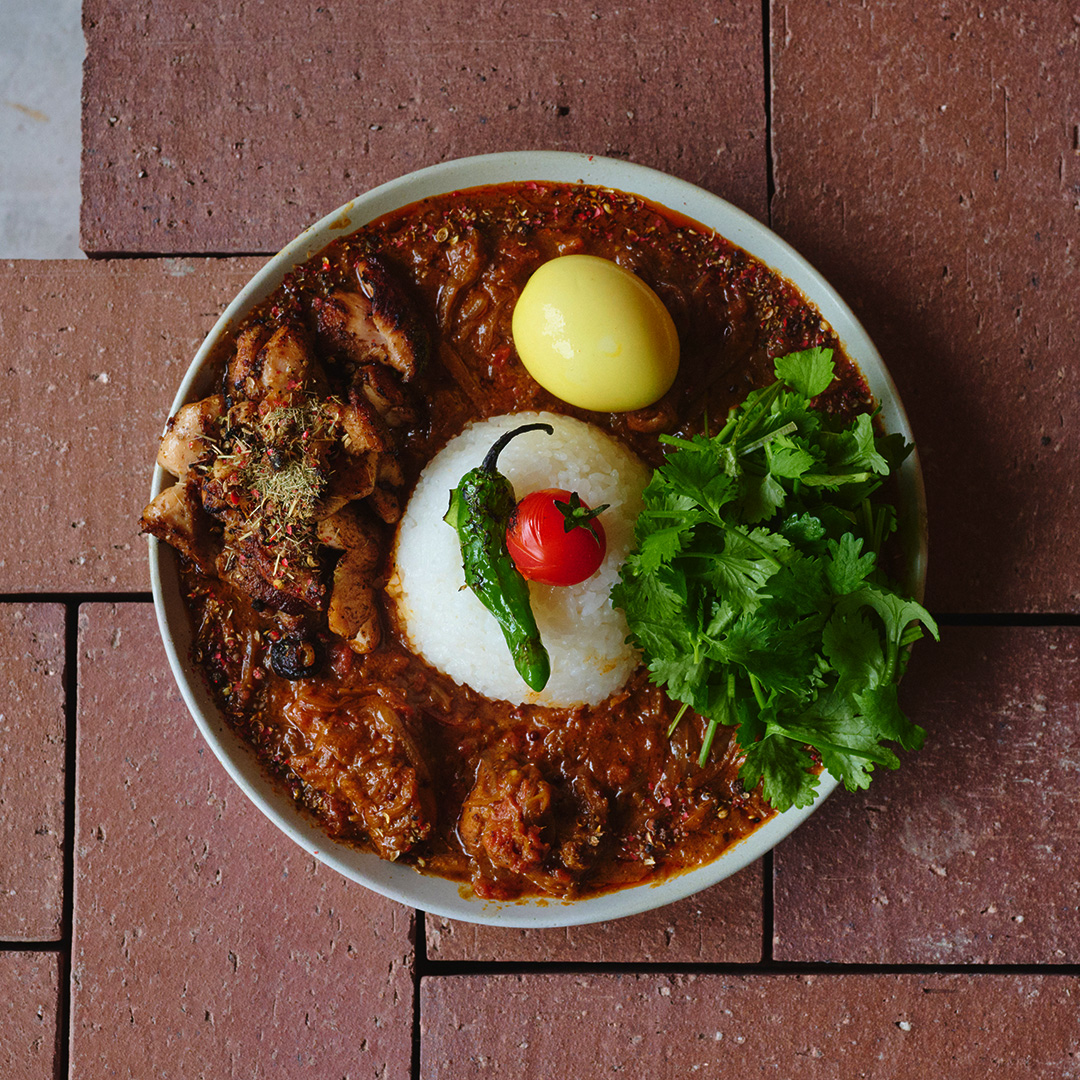 キーマカレー
鶏むね肉とレンコンなど食感の異なる食材で、
スパイスの奥深い香りとガツンとした辛み。
.
チキンカレー
南インドのペッパーフライをベースに、
香ばしいチキンと8種のスパイスで本格的な味わい。
.
厳選スパイスの香り豊かで奥深い味わいは
まさに雷⚡️
一口で、イナズマのように広がります。
------------------------------
#⚡️🍛 #SPICEHOLIC #スパイスホリック #カレー #スパイスカレー #咖喱