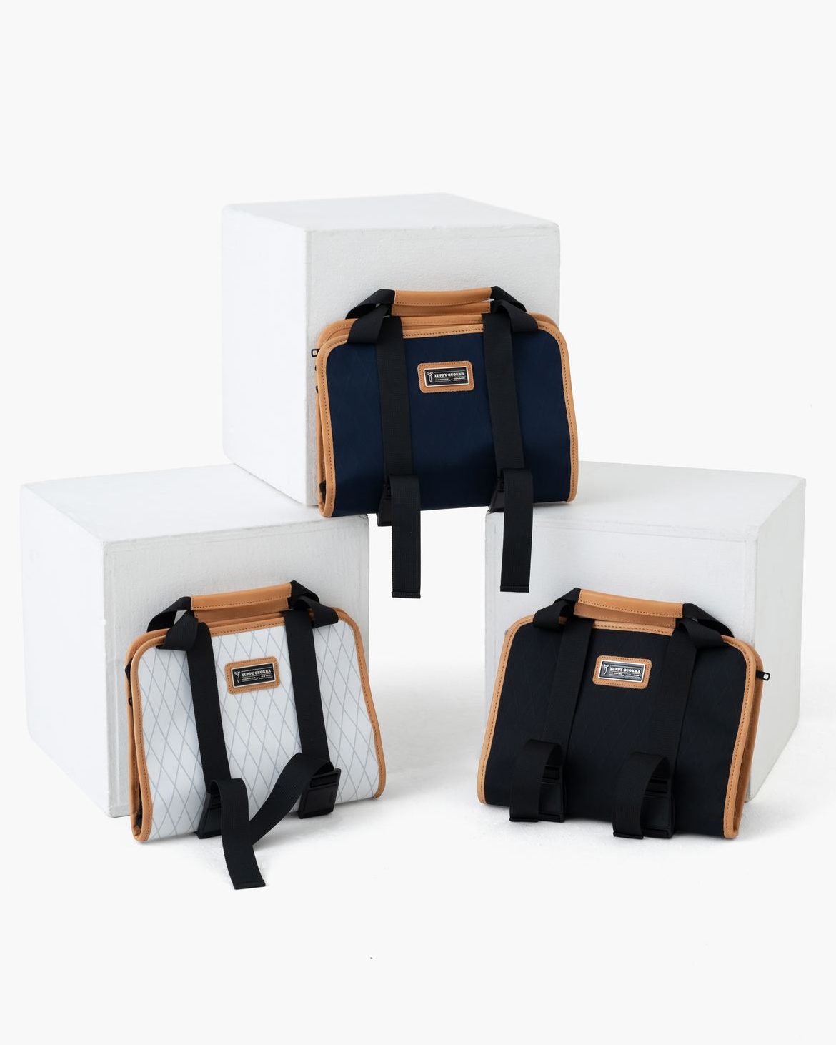 モダンな配色とセンス溢れる異素材デザインで魅せる
新作の「CART GEAR CADDY」が入荷しました! X-Pac®特有のダイヤ状格子柄と、
シックに引き締める本革パーツのカラーコンビネーション。
スポーティでありながら洗練された都会的なデザインが特徴的。
カートにかけるだけで差がつくハイエンド・ハンギングポーチです。 予約販売にてご注文いただいたお客様には、
順次発送を開始しております。
商品のお届けまで今しばらくお待ちください。
.
.
【NEW ARRIVAL】 CART GEAR CADDY ¥23,000 (Tax in) メインファブリックには、機能美を備えたX-Pac®と上質な本革を採用。
さらに、FIDLOCK®マグネットシステムを搭載し、
「洗練されたデザイン」と「使いやすさ」を細部まで追求しました。 カート後部座席のバーに掛けた瞬間から、
そこがスマートなアクセスペースへ。
距離計やスマホ、ボールなどを整然と収納し、
プレイへの集中力を高めます。 本物の素材だけが醸し出す、
確かな存在感と上質な佇まいをお楽しみいただけます。 ゴルフギアはもちろん、小物にもこだわる
大人のゴルファーにおすすめのアイテムです。 #yuppyquokka #ヤッピークオッカ #tokyobrand
#東京ブランド #ゴルフコーデ #ゴルファー #ゴルフ男子 #ゴルフ女子 #ゴルフ好き
#golf #golfer #golflife #golfaddict #golfstagram #golfaccessories
#ゴルフ #ゴルフアクセサリー #カートバッグ #ラウンドバッグ
#ゴルフ好きな人と繋がりたい