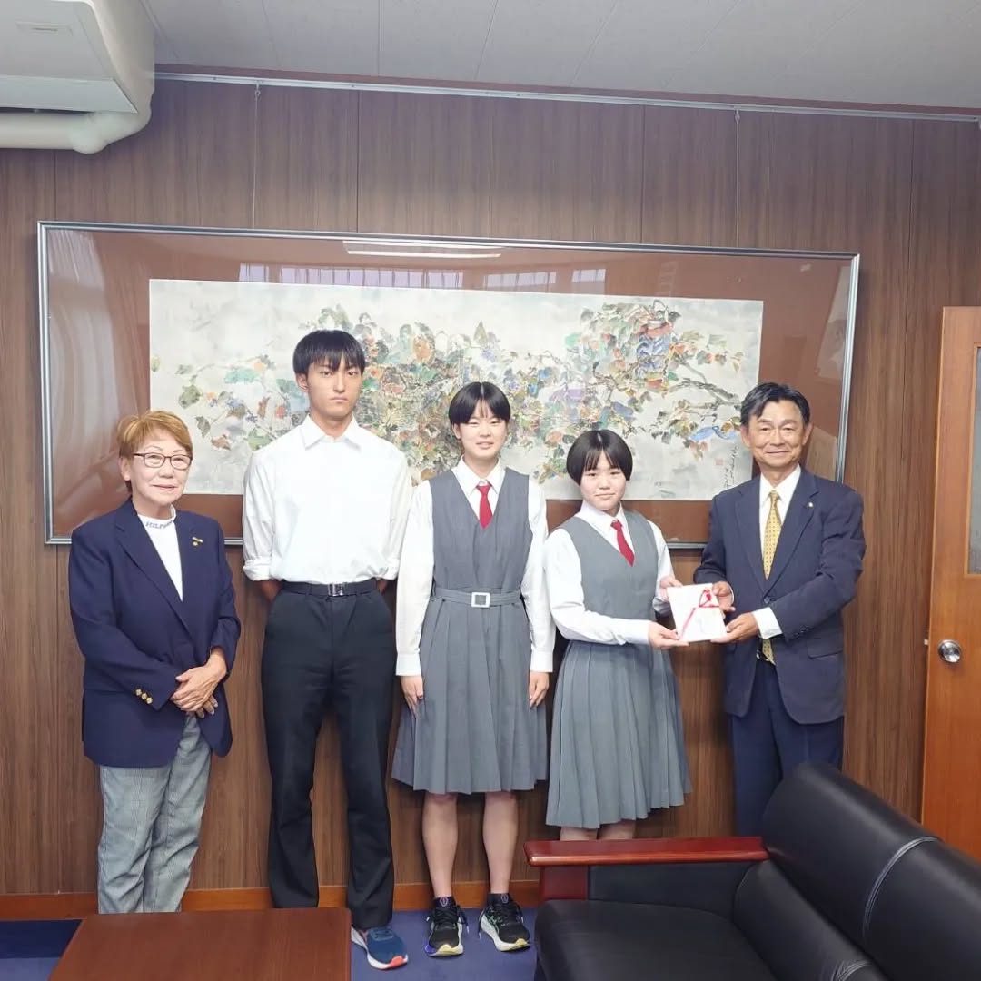 中学バレーボール千葉県代表に選出された大網白里市内の中学生と市長....