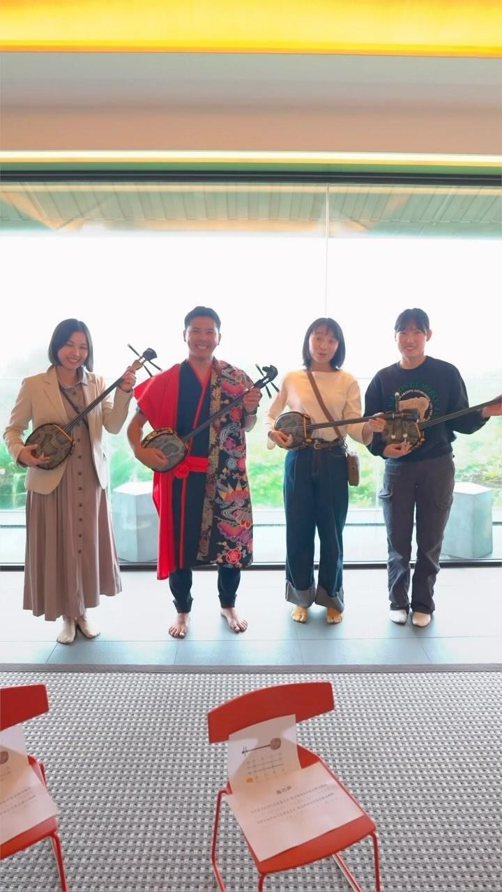 三味線?
不是耶!要挑戰彈沖繩三線琴!
・
・
・
Shamisen?
No, we're playing sanshin!
#japankuru #okinawa #sanshin #hyattregencyokinawaseragaki #오키나와 #오키나와여행 #오키나와맛집 #오키나와카페 #오키나와숙소 #하야트리젠시세라가키 #세라가키 #산신 #오키나와악기 #沖縄 #산신체험
#沖繩觀光 #沖繩旅行 #沖繩度假 #沖繩浮潛 #沖繩自由行