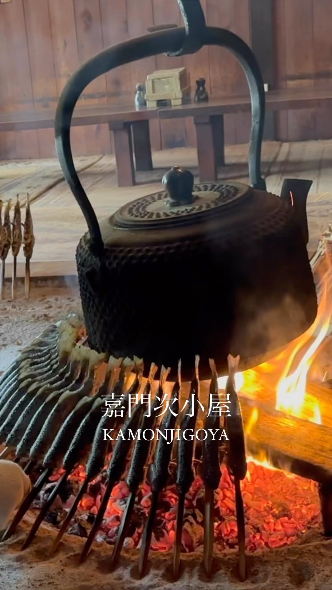 A Lodge established in 1880. Rooms with a traditional Irori (fireplace) are available.
#上高地 #嘉門次小屋 #kamikochi #kamonjigoya #iwana #가미코치 #가몬지고야 #묘진 #myojin #kitaalps #北アルプス縦走 #nagano #naganojapon #japantravel #irori #fireplace #japaneselodge #이로리 #岩魚の塩焼き