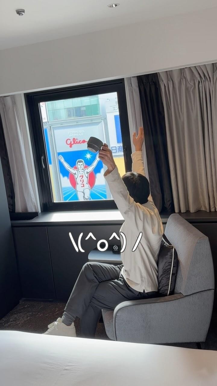 Looking for the best place to stay when visiting Osaka? You can't go wrong when Dotonbori and the Glico Man sign are right outside your window! Try a Dotonbori View Room at Cross Hotel Osaka.
오사카 관광 최적화 호텔 ‘크로스 호텔 오사카’
글리코 상이 바로 눈앞에! 크로스 호텔 오사카하면 뭐니뭐니 해도 글리코 상이 눈앞에서 보이는 ‘도톤보리 뷰’ 객실 소개를 빼놓을 수 없는데요. 6층부터 13층 까지의 도톤보리 뷰 객실 중 특히나 6층과 7층은 창문 밖 정면에서 글리코 상을 감상하실 수 있습니다.
・
・
大阪觀光首選飯店 「大阪克羅斯酒店」
提到大阪克羅斯酒店,絕對不能錯過擁有「道頓堀景觀」的客房,道頓堀景觀房位於6樓至13樓,從這些房間可直接俯瞰到著名的固力果人形廣告牌,尤其是6樓和7樓的客房,更是可以讓您從窗戶直接「正對」固力果人形廣告牌,讓你不必上橋人擠人,實現從房間就可以完成打卡點的夢想。
・
・
#pr #osaka #osakatrip #osakasightseeing #namba #shinsaibashi #dotonbori #glicoman #osakahotel #crosshotel #crosshotelosaka #japantrip #japantravel #amerikamura #osakashopping #osakafood #japankuru #크로스호텔오사카 #오사카호텔 #도톤보리 #오사카여행 #大阪 #大阪克羅斯酒店