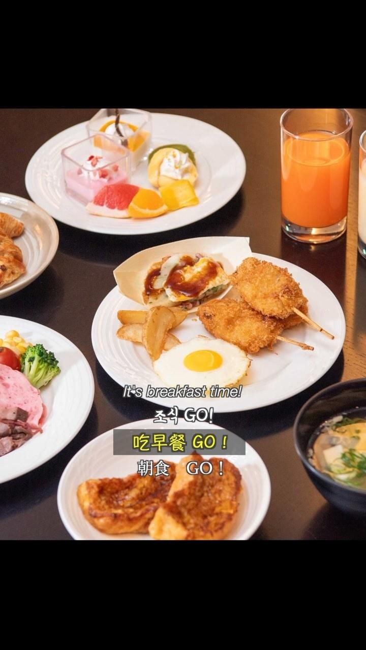 Don't skip breakfast at Cross Hotel Osaka! The buffet includes hearty local Osaka specialties, a full fresh salad bar, and even a whole dessert section. Talk about starting the day right!
#osaka #osakatrip #osakasightseeing #namba #shinsaibashi #dotonbori #glicoman #osakahotel #crosshotel #crosshotelosaka #japantrip #japantravel #amerikamura #osakashopping #osakafood #breakfast #hotelbreakfast #breakfastbuffet #japanesebreakfast #japankuru #크로스호텔오사카 #오사카여행 #오사카호텔 #도톤보리 #오사카호텔조식뷔페 #일본호텔조식 #大阪