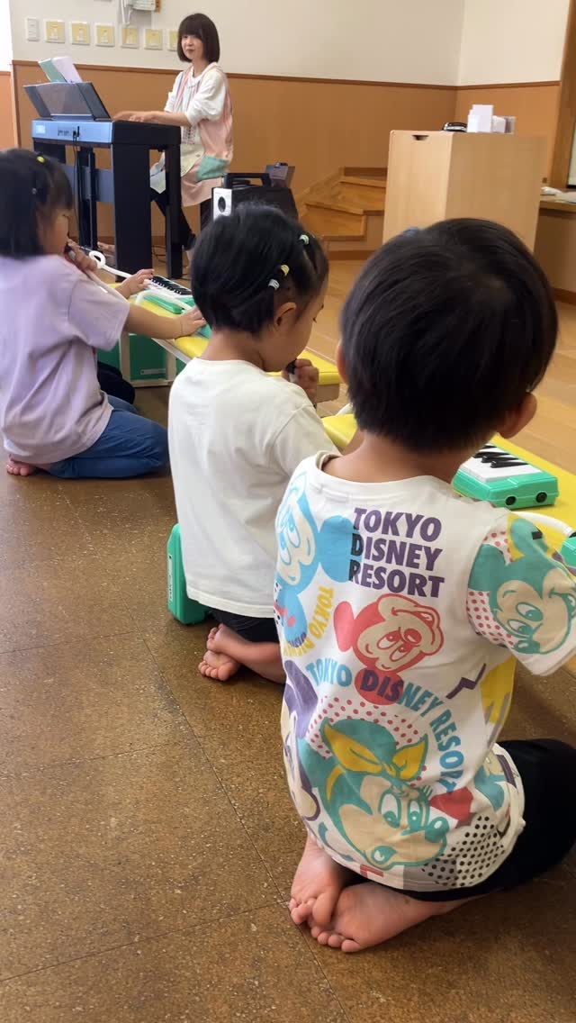 リトミックは当園の特徴の一つ
足の裏から頭の先まで音楽を感じる事が出来るように授業中は裸足です
毎日毎日楽しみながら真剣に、時に小グループでの指導も…
#リトミック #年中さん #4歳 #音楽教育 #鍵盤ハーモニカ