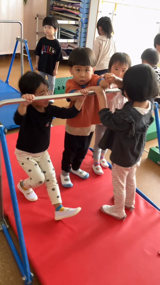 よーく見るといろいろありそうなこどもたちの世界 つかまって、ぶら下がって、ジャンプして〜
#鉄棒 #3歳 #年少 #年少さん #運動遊び