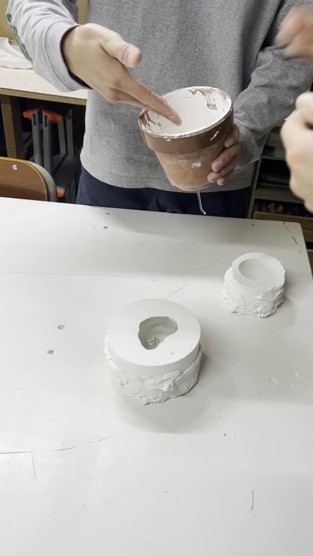 応用科生がガラスの実験をしていました!応用科では、自分の作品を制作したり、気になったことを実際に実験したりしながら、自由にガラスと向き合っています。🌟ガラス職人・ガラス作家に興味がある方へ東京ガラス工芸研究所は、1981年に日本初のガラス専門の教育機関として創立し、これまで国内外で活躍する職人や作家を多数輩出してきました。全国から集まる仲間とともにゼロから技術を身につけ、ガラスのプロを目指しませんか?■学べる技法は10種類以上 ガラス業界で求められる幅広いスキルを未経験から習得■週5日間、年間1,100時間を超える濃密な授業■教科専任講師と常勤スタッフによる徹底指導■1,000人以上の卒業生とのネットワークによる強力な就職支援体制■卒業生主宰の工房は国内外に100か所以上■国内でただ一つ 働きながら学べる「夜間コース」🌟プロ養成コース|募集要項【全日制】■修業年限基礎科1年、応用科1年■入学資格高卒以上■募集定員20名■出願受付期間ホームページでご確認ください。【夜間部】■修業年限基礎科2年、応用科1~2年■入学資格高卒以上■募集定員10名■出願受付期間ホームページでご確認ください。____東京ガラスの雰囲気を知りたい!____🌟オープンキャンパスで雰囲気を知ろう!・参加費無料・ガラス制作の作業を体験できる!・校内ツアー、学校説明、質疑応答あり・ご家族ご友人の同行OK・個別相談歓迎開催スケジュール・お申し込みは【ホームページ>オープンキャンパス】から!🌟個別学校見学、随時実施中!・参加費無料・マンツーマン・校内ツアー、学校説明実施・自分のペースで質問や相談が可能・ご家族ご友人の同行OK平日随時実施中!【ホームページ>✉ボタン>その他お問い合わせ>個別学�