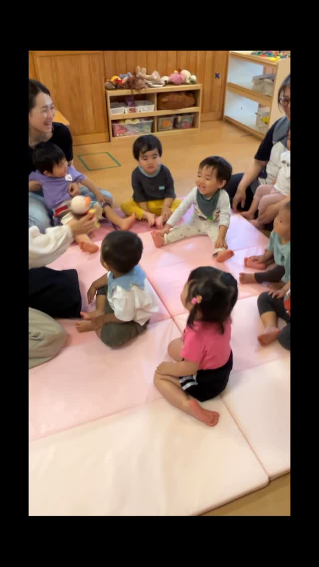 今年度より英語あそびを取り入れています。♫
うたや絵本などあそびを通して、楽しく英語に触れる機会を設けていきたいと思います。
#同朋福祉会
#小規模保育園
#たんぽぽ
#灘区
#子育て
一時保育
施設見学随時受付中
#英会話
#英語あそび