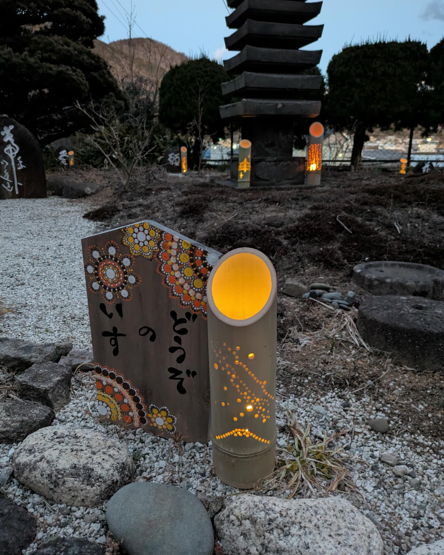 照江寺境内にて
龍神祭「竹灯ろうライトアップ」やってます🕯️
日没〜20時まで、2月14日までの実施です。
散策自由です、ぜひお越しくださいませ😊
明日2月9日(日)10時より、龍神祭最終日となります🐉
昨年の年神、龍神様🐲へのお礼参りにぜひお越しください🙏
