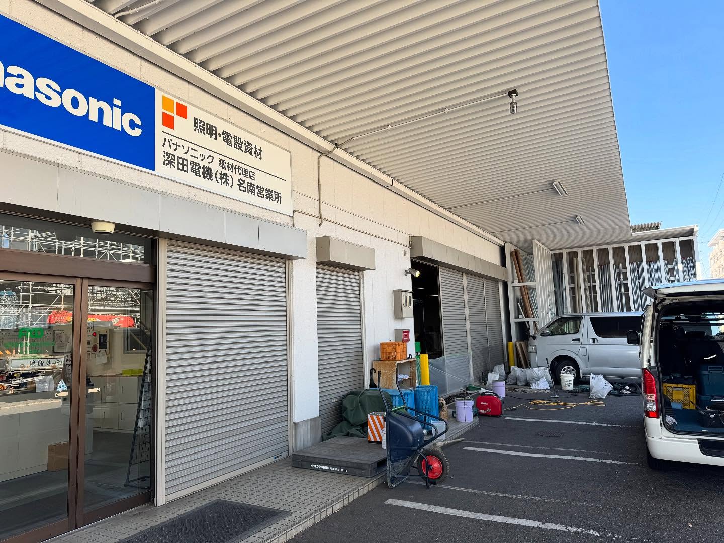 #KRI株式会社
#誰かの役に立つ仕事
今日はいつもお世話になっている電材屋さんの営業所の一部修繕をしてきました‼️
修繕箇所は3点
リフトで荷物を運ぶ際に段差がと、昔にあった自立のクレーンの下側の穴ボコの処理
あとは、駐車場のライン引き
段差はアスファルトを少し削りスロープを作りました。
クレーンの下部はコンクリートを削り、土台を外しこれまたコンクリートを打ちました‼️
明日は駐車場のライン引き😊
電気屋でありながら、土木工事もそれなりにやれる様に育ててくれた仲間に感謝です。
誰かに必要とされ仕事するって嬉しいな☺️
これからもまだまだ邁進してまだまだ成長したい‼️
もっともっと誰かに必要とされる会社でありたい‼️
まだまだ頑張ります‼️‼️
#新たなお客さんとの出会い
#Keep Rising Innovation
#仲間募集中
#電気屋さん
#幸せ度数上昇中
#ただ今成長中