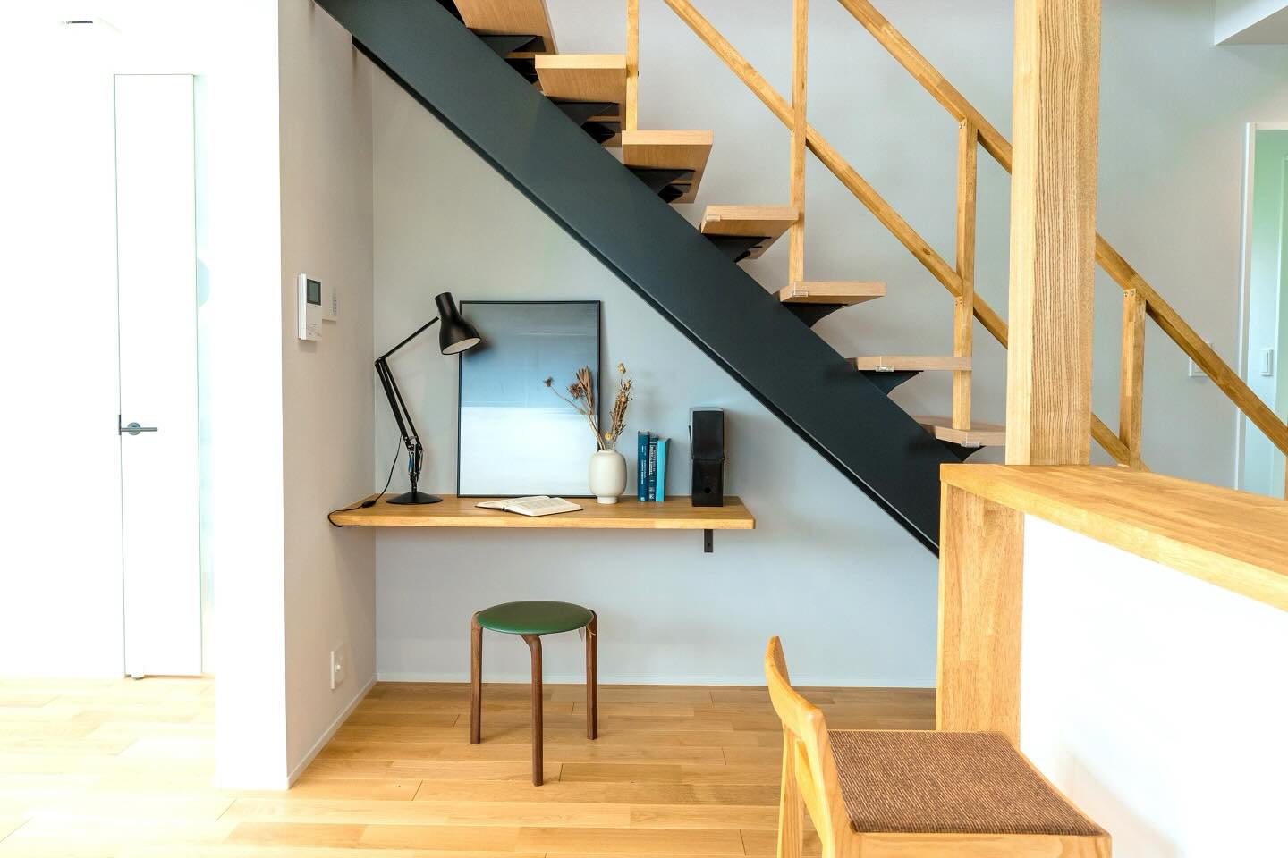 空間を無駄なく活かした、階段下ワークスペース。
#暮らしを楽しむ #インテリア #注文住宅 #ワークスペース #階段下活用