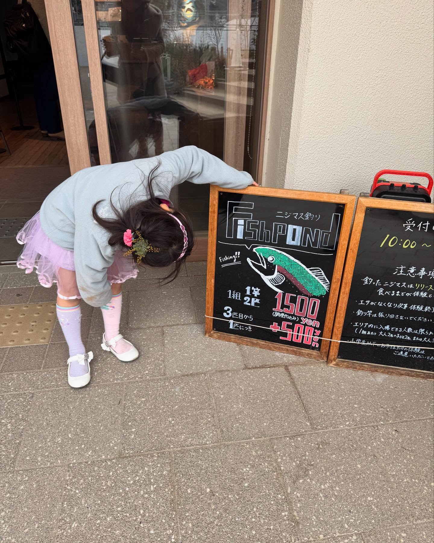 【おじょーのオススメ兵庫】
行ったことある!?
小学校を改装してできた
「懐かしい×楽しい」 水族館!
📍 みなとやま水族館 🐟✨
@minatoyama_jp
娘と何度行っても飽きない…
友達にも「そんなに⁉😂」って言われるくらい
推してます!
💡 おじょーの推しポイント 💡
✅ 小さなあの椅子に座って眺める水族館 🪑🐠
水槽は低めの位置にあって、子どもたちも見やすいよ!
ぼーっと眺めてると癒されます♡
✅ チンアナゴになれる⁉ 🫣
靴を脱いではいるスペースでは子どもたち大喜び😂
✅ ナマケモノや鳥たちと柵なしゼロ距離でご対面🦥
ご飯中のナマケモノが見られたら超ラッキー🍀
✅ 釣ったニジマスをその場でサクッとフライに!
頭から尻尾まで丸かじり!お昼ご飯はこれでOK
✅ 給食室がクラフトビール工房に!?
窓から覗いてみてね👀✨
@openair.brewing のユニークなビールが飲めるよ
ニジマスフライと一緒に食べたらもう最高🍻🤭
✅ めちゃくちゃいい香りのハーブ屋さん🌿
自家製ハーブティーも絶品😋
毎日ワークショップも行ってるから覗いてみてね
@herbshop.naturestudio
ちょっとアクセスが悪いので、
タクシーで行くのがオススメ🚖
❥-❥-❥-❥-❥
#神戸 #kobe #みなとやま水族館 #水族館巡り #水族館好き #神戸観光 #兵庫観光 #子どもとお出かけ #ファミリー旅行 #週末のお出かけ #おじょーのオススメ兵庫
#観光タクシー #貸切タクシー #旅行好きな人と繋がりたい