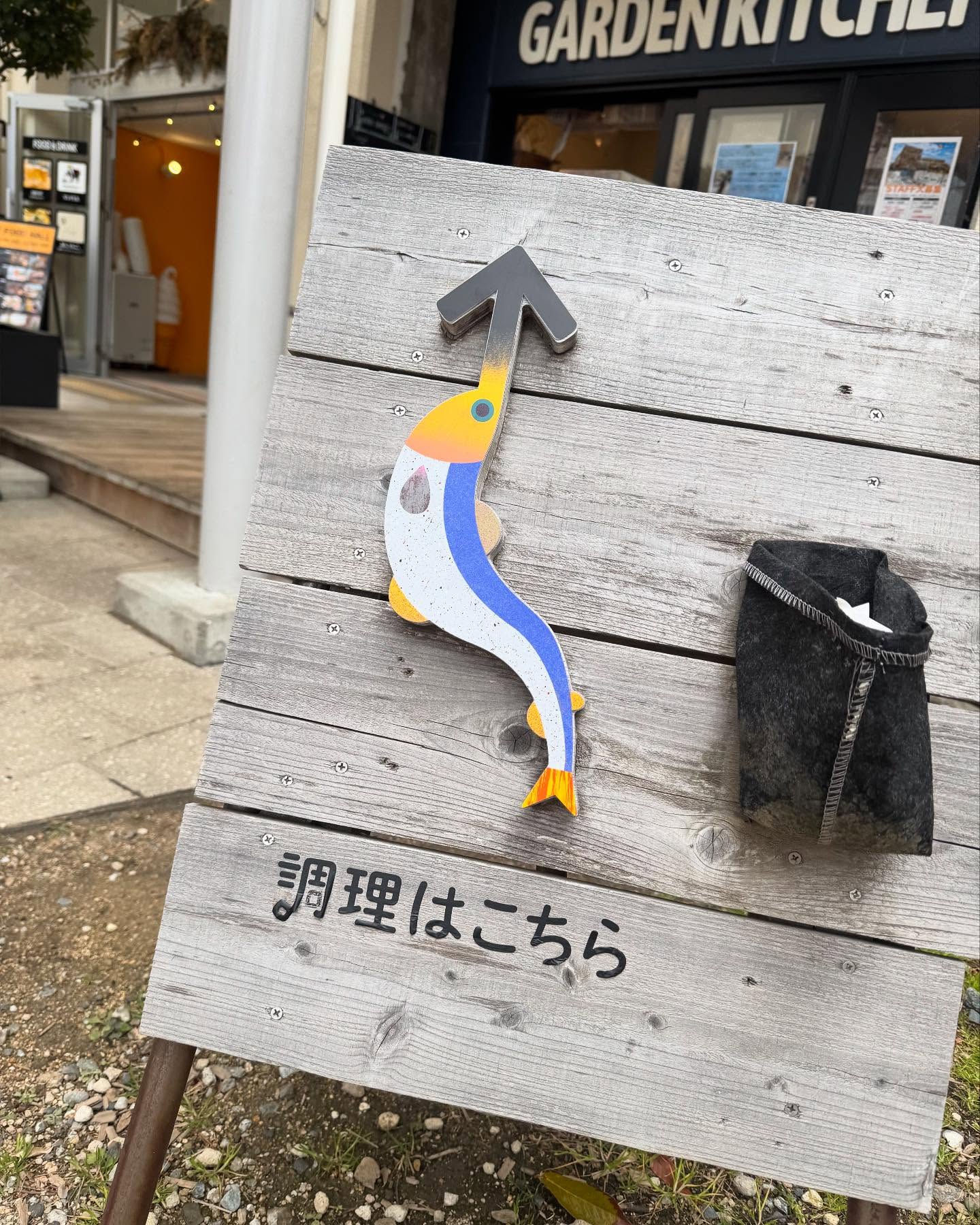 【おじょーのオススメ兵庫】
行ったことある!?
小学校を改装してできた
「懐かしい×楽しい」 水族館!
📍 みなとやま水族館 🐟✨
@minatoyama_jp
娘と何度行っても飽きない…
友達にも「そんなに⁉😂」って言われるくらい
推してます!
💡 おじょーの推しポイント 💡
✅ 小さなあの椅子に座って眺める水族館 🪑🐠
水槽は低めの位置にあって、子どもたちも見やすいよ!
ぼーっと眺めてると癒されます♡
✅ チンアナゴになれる⁉ 🫣
靴を脱いではいるスペースでは子どもたち大喜び😂
✅ ナマケモノや鳥たちと柵なしゼロ距離でご対面🦥
ご飯中のナマケモノが見られたら超ラッキー🍀
✅ 釣ったニジマスをその場でサクッとフライに!
頭から尻尾まで丸かじり!お昼ご飯はこれでOK
✅ 給食室がクラフトビール工房に!?
窓から覗いてみてね👀✨
@openair.brewing のユニークなビールが飲めるよ
ニジマスフライと一緒に食べたらもう最高🍻🤭
✅ めちゃくちゃいい香りのハーブ屋さん🌿
自家製ハーブティーも絶品😋
毎日ワークショップも行ってるから覗いてみてね
@herbshop.naturestudio
ちょっとアクセスが悪いので、
タクシーで行くのがオススメ🚖
❥-❥-❥-❥-❥
#神戸 #kobe #みなとやま水族館 #水族館巡り #水族館好き #神戸観光 #兵庫観光 #子どもとお出かけ #ファミリー旅行 #週末のお出かけ #おじょーのオススメ兵庫
#観光タクシー #貸切タクシー #旅行好きな人と繋がりたい