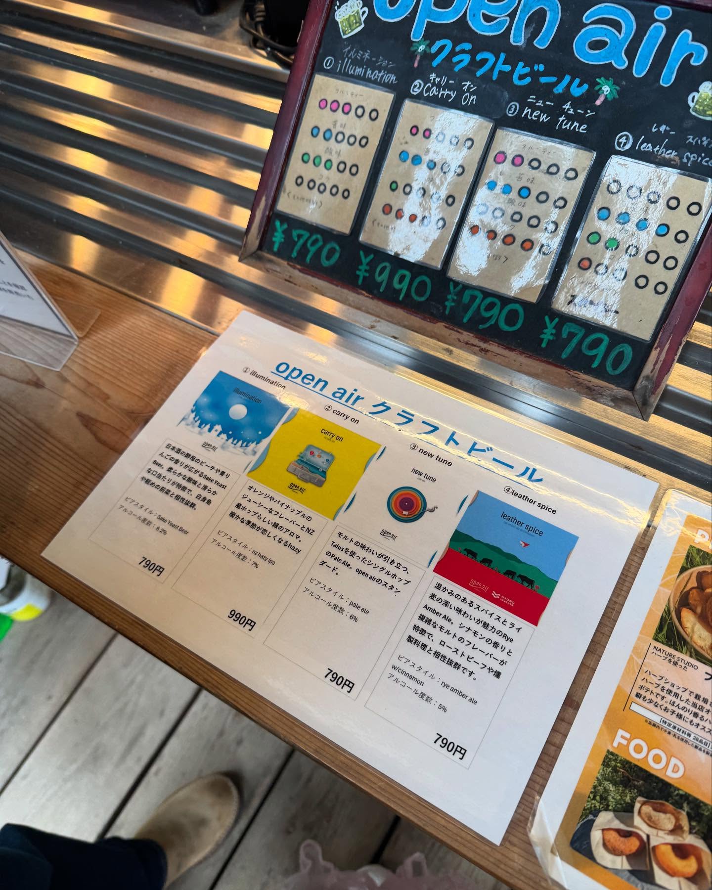 【おじょーのオススメ兵庫】
行ったことある!?
小学校を改装してできた
「懐かしい×楽しい」 水族館!
📍 みなとやま水族館 🐟✨
@minatoyama_jp
娘と何度行っても飽きない…
友達にも「そんなに⁉😂」って言われるくらい
推してます!
💡 おじょーの推しポイント 💡
✅ 小さなあの椅子に座って眺める水族館 🪑🐠
水槽は低めの位置にあって、子どもたちも見やすいよ!
ぼーっと眺めてると癒されます♡
✅ チンアナゴになれる⁉ 🫣
靴を脱いではいるスペースでは子どもたち大喜び😂
✅ ナマケモノや鳥たちと柵なしゼロ距離でご対面🦥
ご飯中のナマケモノが見られたら超ラッキー🍀
✅ 釣ったニジマスをその場でサクッとフライに!
頭から尻尾まで丸かじり!お昼ご飯はこれでOK
✅ 給食室がクラフトビール工房に!?
窓から覗いてみてね👀✨
@openair.brewing のユニークなビールが飲めるよ
ニジマスフライと一緒に食べたらもう最高🍻🤭
✅ めちゃくちゃいい香りのハーブ屋さん🌿
自家製ハーブティーも絶品😋
毎日ワークショップも行ってるから覗いてみてね
@herbshop.naturestudio
ちょっとアクセスが悪いので、
タクシーで行くのがオススメ🚖
❥-❥-❥-❥-❥
#神戸 #kobe #みなとやま水族館 #水族館巡り #水族館好き #神戸観光 #兵庫観光 #子どもとお出かけ #ファミリー旅行 #週末のお出かけ #おじょーのオススメ兵庫
#観光タクシー #貸切タクシー #旅行好きな人と繋がりたい