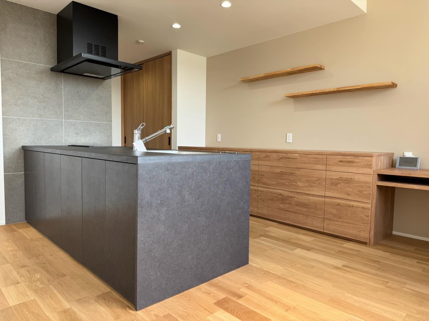 洗練されたグレートーンのキッチンが空間を引き締めます。
#グレートーンインテリア #スタイリッシュキッチン #空間デザイン #注文住宅 #新築のある暮らし #キッチンインテリア #おしゃれな家 #シンプルモダン #木の温もり #暮らしを楽しむ