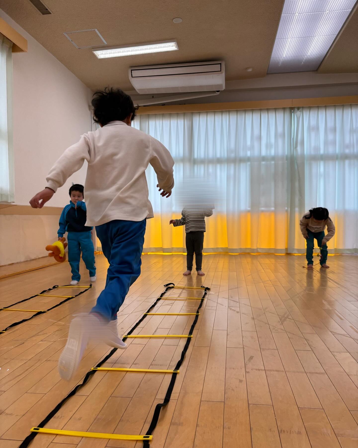 ラダーの活動をしました!足をグー、パーと順番にジャンプをしたり、足を閉じて連続でジャンプしたり、走ったりととても上手に遊び、楽しんでおいでましたよ☺️
#aijyu松沢
#AIJYU松沢
#放課後等デイサービス
#児童発達支援
#富山県
#小矢部市
#放デイ
#発達障害
#自閉スペクトラム
#ADHD