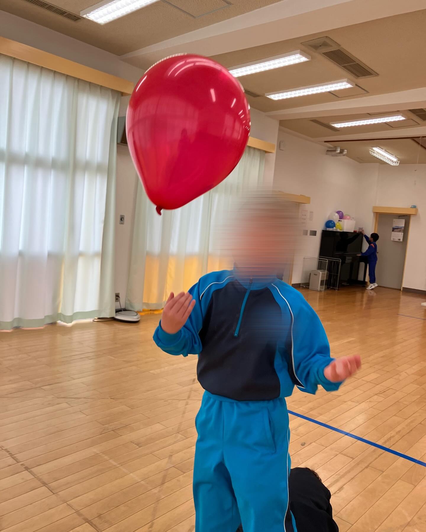 風船で遊ぼうの活動をしました🎈
スタートからゴールの線まで風船を落とさずに上手に運ぶことができましたよ🎶その後は、お友達と一緒に落とさずにパスを続けられるか、数を数えて楽しむ姿もありました💕
#aijyu松沢
#AIJYU松沢
#放課後等デイサービス
#児童発達支援
#富山県
#小矢部市
#放デイ
#発達障害
#自閉スペクトラム
#ADHD