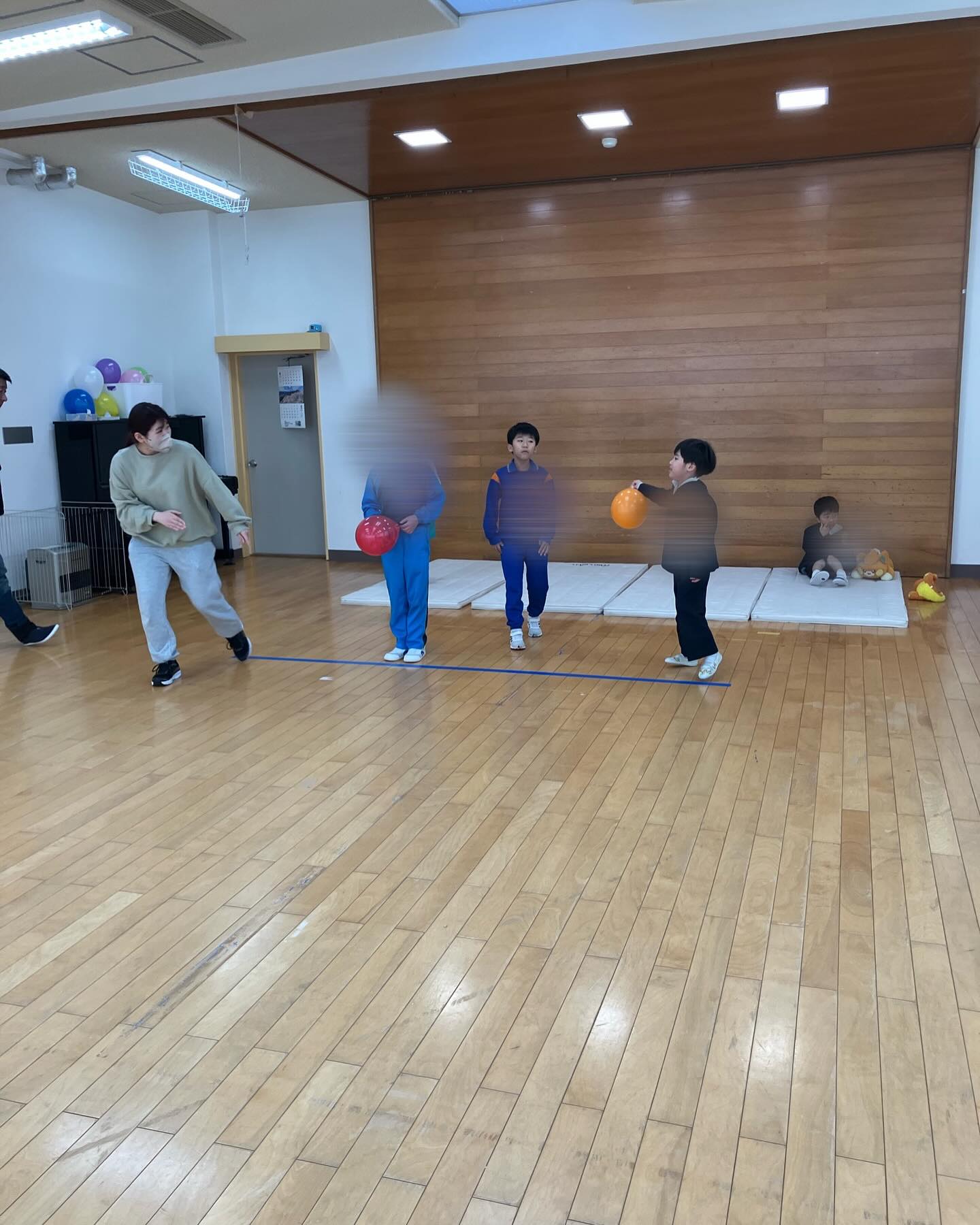 風船で遊ぼうの活動をしました🎈
スタートからゴールの線まで風船を落とさずに上手に運ぶことができましたよ🎶その後は、お友達と一緒に落とさずにパスを続けられるか、数を数えて楽しむ姿もありました💕
#aijyu松沢
#AIJYU松沢
#放課後等デイサービス
#児童発達支援
#富山県
#小矢部市
#放デイ
#発達障害
#自閉スペクトラム
#ADHD