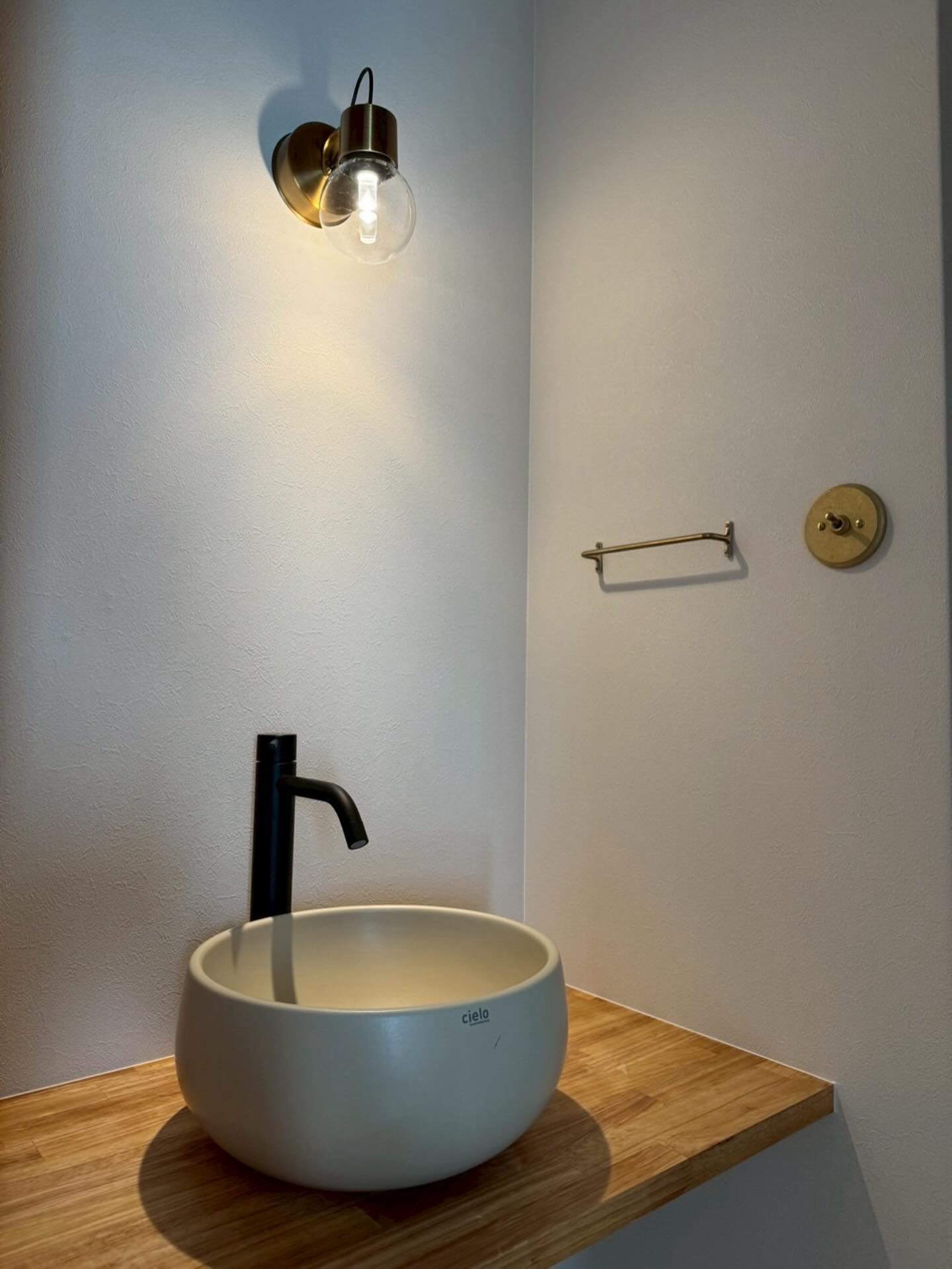 「シンプルの中に宿る美しさ。」
#洗面台 #インテリアデザイン #シンプルライフ #北欧インテリア #照明デザイン #洗面所インテリア #空間デザイン#暮らしを楽しむ