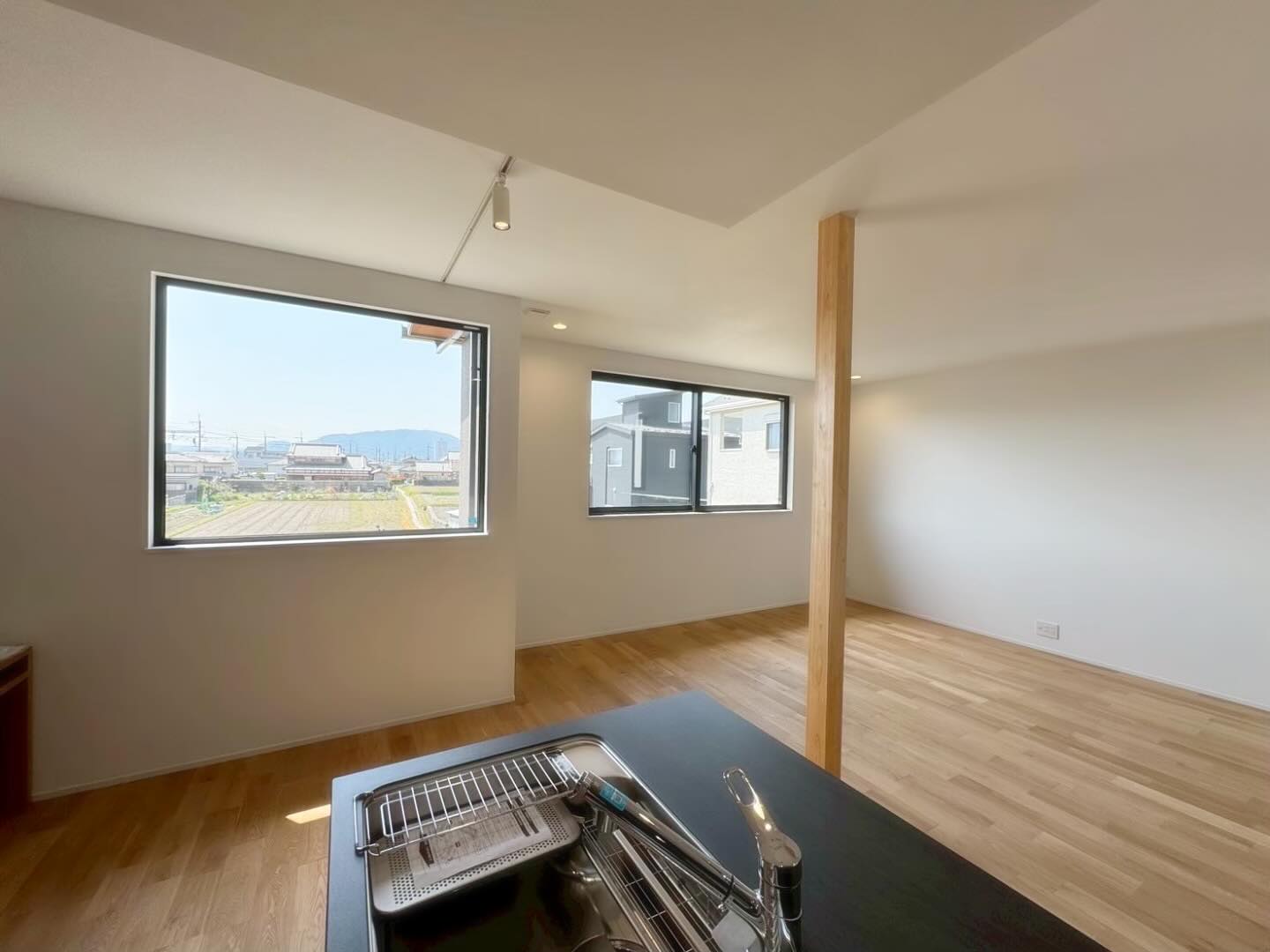 「光が通り抜ける、心までほどける場所。」
#開放感のある暮らし #心地よい空間 #大人のシンプルライフ #インテリアのある暮らし #自然とともに #木のある暮らし #光のある部屋