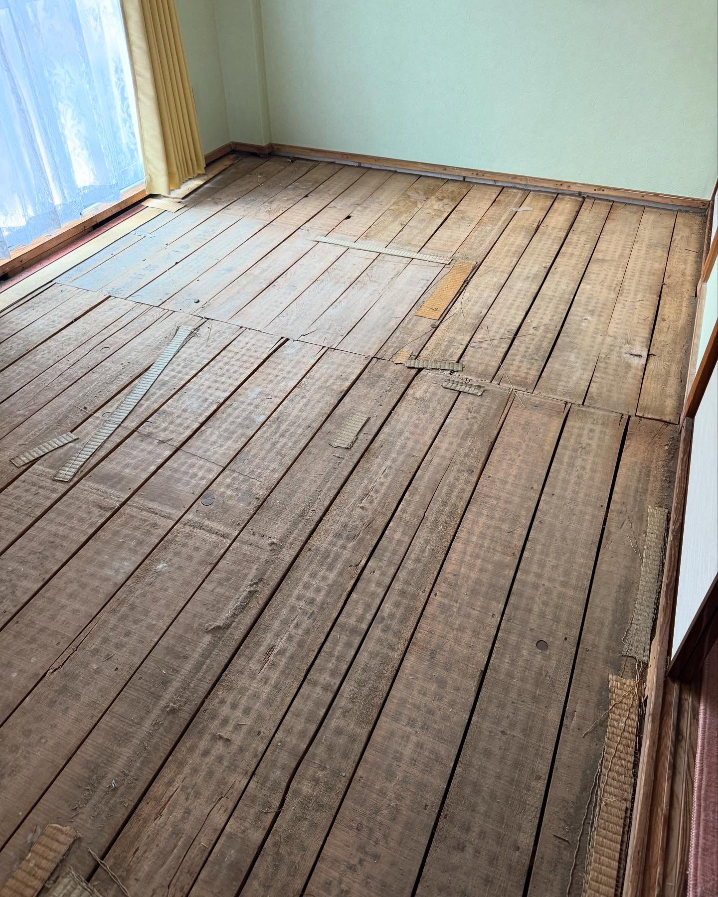 本日はリフォームのお仕事!
畳からフローリングへ変更!
予算より大幅に安くなり喜んで頂けました!
お見積り無料、素人が頑張る格安リフォーム!
#山梨県
#移住
#引越
#リノベーション
#古民家
#フローリング