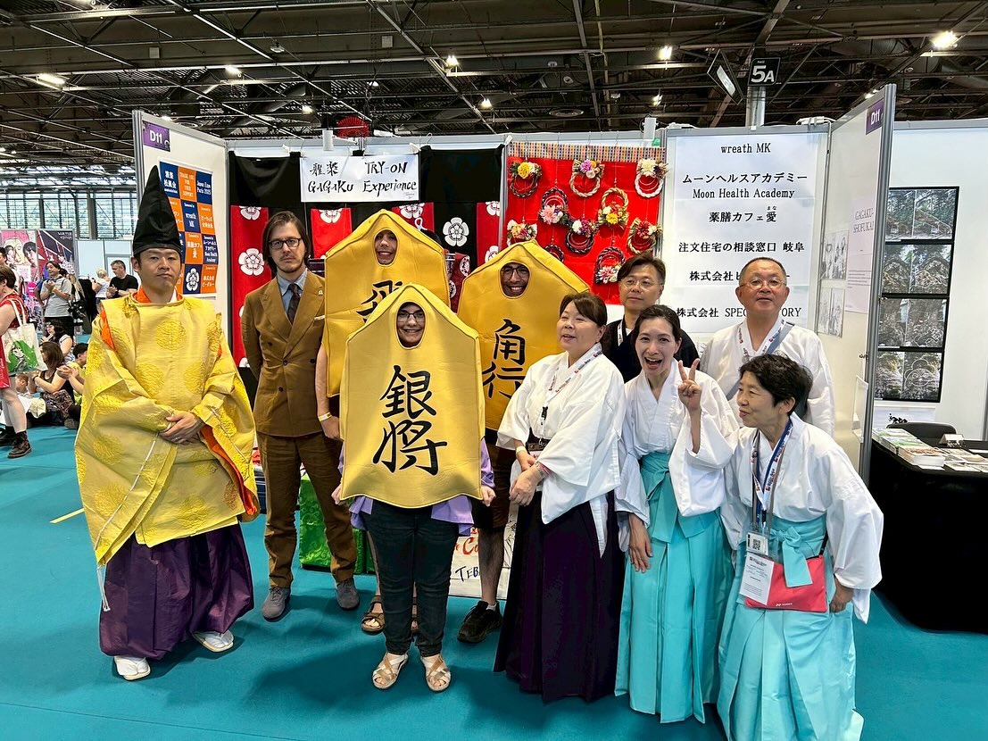 Japan Expo paris 4日目の様子✨
4日目のステージは管絃!
越殿楽と陪臚を演奏しました!
この日印象的だったのは、ブースに沢山の方が遊びにきてくれた事!
中でも印象的だったのは、アフリカ系の背の高い青年が体験してくれた事。
彼は学ラン(なぜ?笑)に日本国旗を持ち歩いて、毎日ブースに来ては私に話しかけてくれました。
天皇陛下と彼の父親がツーショットで写っている写真を見せてくれて、「日本に大変にお世話になり、リスペクトしている」との事。
英語が喋れない彼は翻訳アプリを利用して一生懸命説明してくれました。
この翌日、再びブースを訪れた彼は大事そうに持っていた日本のお守りを私に託そうとしてくれました。理由を聞くと大粒の涙を流しながら
「私は今失業し、大変な中にある。そんな時、あなたが日本の心について教えてくれた。だから私もあなたの役に立ちたいと思い、これを託したい」との事。もちろんそんな大事なお守りはもらうわけにはいかないのでお返しし、「一緒に頑張ろう!」と励まし合いました。
途中こちらも泣きそうになりながら、熱い思いを持った青年に会えた4日目でした。
#wabisabi #japanexpo #japanexpo2025 #japanpromotion