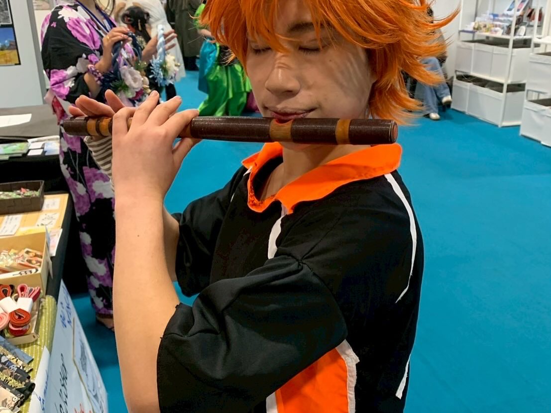 Japan Expo paris 5日目、6日目の様子✨
Japan Expo 5日目〜最終日は大ステージで舞楽演奏、1,000人の客席が満席となり、立ち見が出るほど。土日ということもあって、チケット完売で、会場は超満員でした。
また、ブース近くのWABISABIステージでは地元のフランス将棋連盟のファビアンさんとハチワンdiningバーの稲垣さんとの真剣勝負と雅楽演奏でPRして来ました。
ファビアンさんは今回日本から私たちが来てくれることを楽しみにしており、盛り上げてくださいました。終わってからは観光も案内してくださいました。
フランスには将棋連盟があり、別ブースではたくさんの方が将棋の対決に勤しんでいました。
我々の舞台では、ファビアンさんと稲垣さんとの真剣勝負!勝負は、、、
稲垣さんの二連勝!
真剣勝負に華を添える形となりました!
ブース出店をして一番驚いた事は楽器が欲しいという方がたくさんいた事。
日本に帰って来てから、現地の方と連絡先を交換して、現在楽器の購入(本管)を相談しています。
いずれ、教えられる様になったら良いなぁ、と思っています!
最終日には地元ラジオ局とインターネットメディアからも取材を受けました。
インターネットメディアは8月アップされるそうです!
どうぞお楽しみに!
#wabisabi #japanexpo #japanexpo2025 #japanpromotion