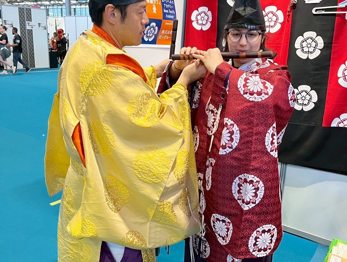 Japan Expo paris 4日目の様子✨
4日目のステージは管絃!
越殿楽と陪臚を演奏しました!
この日印象的だったのは、ブースに沢山の方が遊びにきてくれた事!
中でも印象的だったのは、アフリカ系の背の高い青年が体験してくれた事。
彼は学ラン(なぜ?笑)に日本国旗を持ち歩いて、毎日ブースに来ては私に話しかけてくれました。
天皇陛下と彼の父親がツーショットで写っている写真を見せてくれて、「日本に大変にお世話になり、リスペクトしている」との事。
英語が喋れない彼は翻訳アプリを利用して一生懸命説明してくれました。
この翌日、再びブースを訪れた彼は大事そうに持っていた日本のお守りを私に託そうとしてくれました。理由を聞くと大粒の涙を流しながら
「私は今失業し、大変な中にある。そんな時、あなたが日本の心について教えてくれた。だから私もあなたの役に立ちたいと思い、これを託したい」との事。もちろんそんな大事なお守りはもらうわけにはいかないのでお返しし、「一緒に頑張ろう!」と励まし合いました。
途中こちらも泣きそうになりながら、熱い思いを持った青年に会えた4日目でした。
#wabisabi #japanexpo #japanexpo2025 #japanpromotion