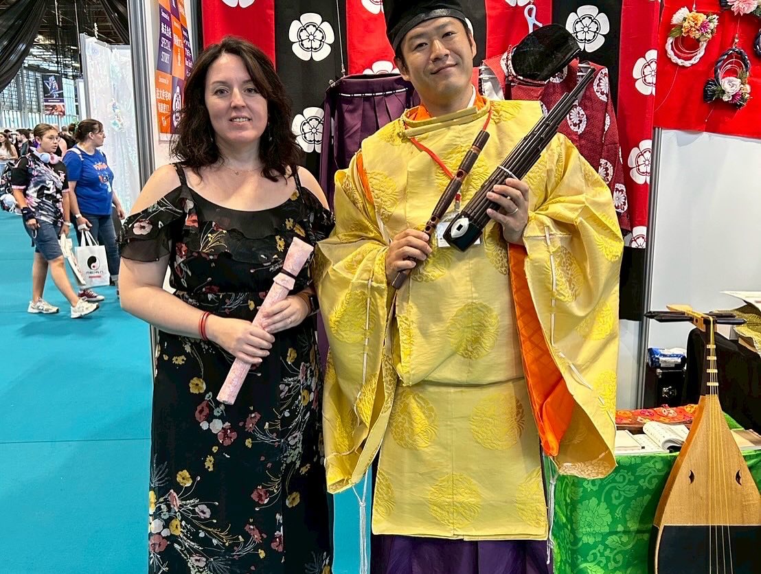 Japan Expo paris 4日目の様子✨
4日目のステージは管絃!
越殿楽と陪臚を演奏しました!
この日印象的だったのは、ブースに沢山の方が遊びにきてくれた事!
中でも印象的だったのは、アフリカ系の背の高い青年が体験してくれた事。
彼は学ラン(なぜ?笑)に日本国旗を持ち歩いて、毎日ブースに来ては私に話しかけてくれました。
天皇陛下と彼の父親がツーショットで写っている写真を見せてくれて、「日本に大変にお世話になり、リスペクトしている」との事。
英語が喋れない彼は翻訳アプリを利用して一生懸命説明してくれました。
この翌日、再びブースを訪れた彼は大事そうに持っていた日本のお守りを私に託そうとしてくれました。理由を聞くと大粒の涙を流しながら
「私は今失業し、大変な中にある。そんな時、あなたが日本の心について教えてくれた。だから私もあなたの役に立ちたいと思い、これを託したい」との事。もちろんそんな大事なお守りはもらうわけにはいかないのでお返しし、「一緒に頑張ろう!」と励まし合いました。
途中こちらも泣きそうになりながら、熱い思いを持った青年に会えた4日目でした。
#wabisabi #japanexpo #japanexpo2025 #japanpromotion