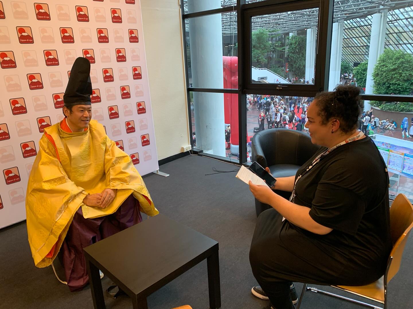 Japan Expo paris 5日目、6日目の様子✨
Japan Expo 5日目〜最終日は大ステージで舞楽演奏、1,000人の客席が満席となり、立ち見が出るほど。土日ということもあって、チケット完売で、会場は超満員でした。
また、ブース近くのWABISABIステージでは地元のフランス将棋連盟のファビアンさんとハチワンdiningバーの稲垣さんとの真剣勝負と雅楽演奏でPRして来ました。
ファビアンさんは今回日本から私たちが来てくれることを楽しみにしており、盛り上げてくださいました。終わってからは観光も案内してくださいました。
フランスには将棋連盟があり、別ブースではたくさんの方が将棋の対決に勤しんでいました。
我々の舞台では、ファビアンさんと稲垣さんとの真剣勝負!勝負は、、、
稲垣さんの二連勝!
真剣勝負に華を添える形となりました!
ブース出店をして一番驚いた事は楽器が欲しいという方がたくさんいた事。
日本に帰って来てから、現地の方と連絡先を交換して、現在楽器の購入(本管)を相談しています。
いずれ、教えられる様になったら良いなぁ、と思っています!
最終日には地元ラジオ局とインターネットメディアからも取材を受けました。
インターネットメディアは8月アップされるそうです!
どうぞお楽しみに!
#wabisabi #japanexpo #japanexpo2025 #japanpromotion