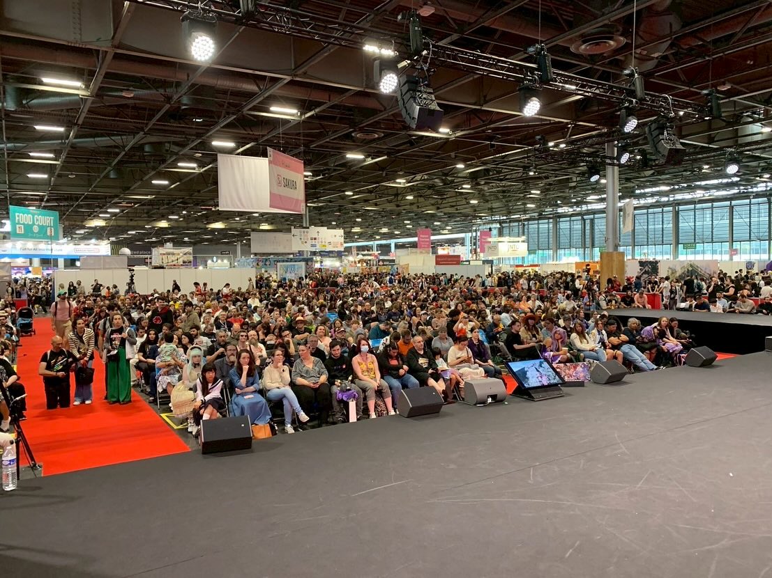 Japan Expo paris 5日目、6日目の様子✨
Japan Expo 5日目〜最終日は大ステージで舞楽演奏、1,000人の客席が満席となり、立ち見が出るほど。土日ということもあって、チケット完売で、会場は超満員でした。
また、ブース近くのWABISABIステージでは地元のフランス将棋連盟のファビアンさんとハチワンdiningバーの稲垣さんとの真剣勝負と雅楽演奏でPRして来ました。
ファビアンさんは今回日本から私たちが来てくれることを楽しみにしており、盛り上げてくださいました。終わってからは観光も案内してくださいました。
フランスには将棋連盟があり、別ブースではたくさんの方が将棋の対決に勤しんでいました。
我々の舞台では、ファビアンさんと稲垣さんとの真剣勝負!勝負は、、、
稲垣さんの二連勝!
真剣勝負に華を添える形となりました!
ブース出店をして一番驚いた事は楽器が欲しいという方がたくさんいた事。
日本に帰って来てから、現地の方と連絡先を交換して、現在楽器の購入(本管)を相談しています。
いずれ、教えられる様になったら良いなぁ、と思っています!
最終日には地元ラジオ局とインターネットメディアからも取材を受けました。
インターネットメディアは8月アップされるそうです!
どうぞお楽しみに!
#wabisabi #japanexpo #japanexpo2025 #japanpromotion