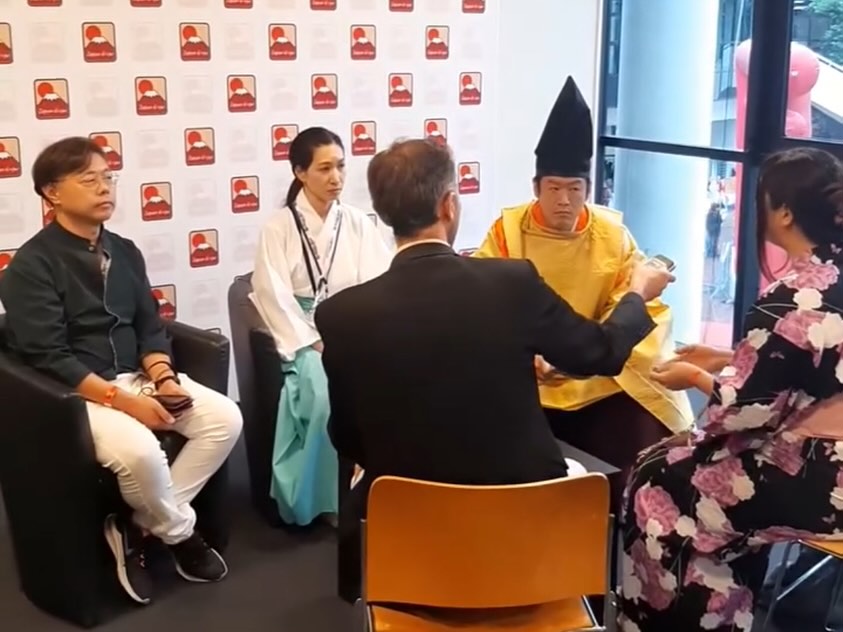 Japan Expo paris 5日目、6日目の様子✨
Japan Expo 5日目〜最終日は大ステージで舞楽演奏、1,000人の客席が満席となり、立ち見が出るほど。土日ということもあって、チケット完売で、会場は超満員でした。
また、ブース近くのWABISABIステージでは地元のフランス将棋連盟のファビアンさんとハチワンdiningバーの稲垣さんとの真剣勝負と雅楽演奏でPRして来ました。
ファビアンさんは今回日本から私たちが来てくれることを楽しみにしており、盛り上げてくださいました。終わってからは観光も案内してくださいました。
フランスには将棋連盟があり、別ブースではたくさんの方が将棋の対決に勤しんでいました。
我々の舞台では、ファビアンさんと稲垣さんとの真剣勝負!勝負は、、、
稲垣さんの二連勝!
真剣勝負に華を添える形となりました!
ブース出店をして一番驚いた事は楽器が欲しいという方がたくさんいた事。
日本に帰って来てから、現地の方と連絡先を交換して、現在楽器の購入(本管)を相談しています。
いずれ、教えられる様になったら良いなぁ、と思っています!
最終日には地元ラジオ局とインターネットメディアからも取材を受けました。
インターネットメディアは8月アップされるそうです!
どうぞお楽しみに!
#wabisabi #japanexpo #japanexpo2025 #japanpromotion