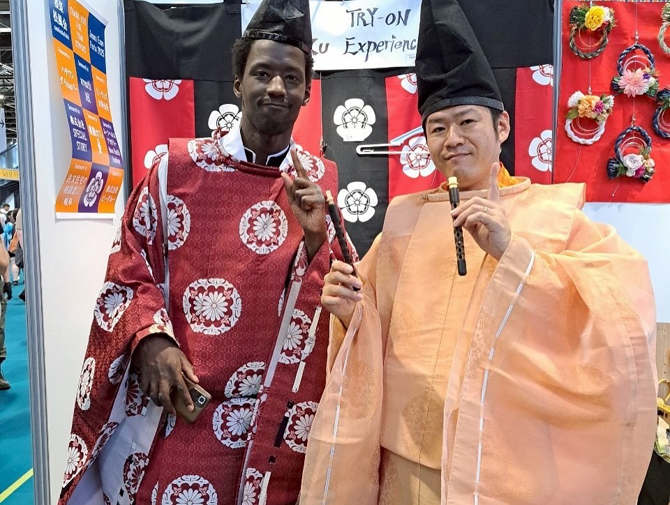 Japan Expo paris 4日目の様子✨
4日目のステージは管絃!
越殿楽と陪臚を演奏しました!
この日印象的だったのは、ブースに沢山の方が遊びにきてくれた事!
中でも印象的だったのは、アフリカ系の背の高い青年が体験してくれた事。
彼は学ラン(なぜ?笑)に日本国旗を持ち歩いて、毎日ブースに来ては私に話しかけてくれました。
天皇陛下と彼の父親がツーショットで写っている写真を見せてくれて、「日本に大変にお世話になり、リスペクトしている」との事。
英語が喋れない彼は翻訳アプリを利用して一生懸命説明してくれました。
この翌日、再びブースを訪れた彼は大事そうに持っていた日本のお守りを私に託そうとしてくれました。理由を聞くと大粒の涙を流しながら
「私は今失業し、大変な中にある。そんな時、あなたが日本の心について教えてくれた。だから私もあなたの役に立ちたいと思い、これを託したい」との事。もちろんそんな大事なお守りはもらうわけにはいかないのでお返しし、「一緒に頑張ろう!」と励まし合いました。
途中こちらも泣きそうになりながら、熱い思いを持った青年に会えた4日目でした。
#wabisabi #japanexpo #japanexpo2025 #japanpromotion