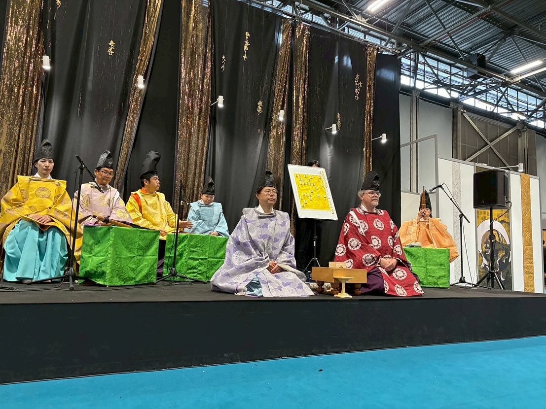 Japan Expo paris 5日目、6日目の様子✨
Japan Expo 5日目〜最終日は大ステージで舞楽演奏、1,000人の客席が満席となり、立ち見が出るほど。土日ということもあって、チケット完売で、会場は超満員でした。
また、ブース近くのWABISABIステージでは地元のフランス将棋連盟のファビアンさんとハチワンdiningバーの稲垣さんとの真剣勝負と雅楽演奏でPRして来ました。
ファビアンさんは今回日本から私たちが来てくれることを楽しみにしており、盛り上げてくださいました。終わってからは観光も案内してくださいました。
フランスには将棋連盟があり、別ブースではたくさんの方が将棋の対決に勤しんでいました。
我々の舞台では、ファビアンさんと稲垣さんとの真剣勝負!勝負は、、、
稲垣さんの二連勝!
真剣勝負に華を添える形となりました!
ブース出店をして一番驚いた事は楽器が欲しいという方がたくさんいた事。
日本に帰って来てから、現地の方と連絡先を交換して、現在楽器の購入(本管)を相談しています。
いずれ、教えられる様になったら良いなぁ、と思っています!
最終日には地元ラジオ局とインターネットメディアからも取材を受けました。
インターネットメディアは8月アップされるそうです!
どうぞお楽しみに!
#wabisabi #japanexpo #japanexpo2025 #japanpromotion