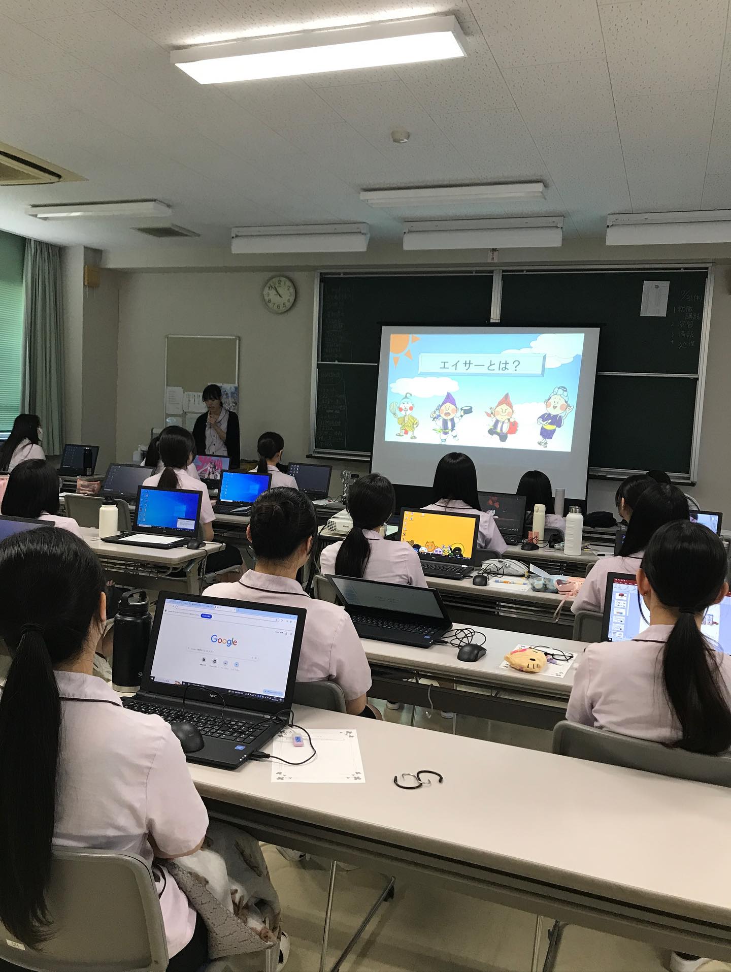 2年生情報処理のプレゼンテーション風景です🗣
自分達で内容を決め、パワーポイントを作成して発表しました👏
地元を紹介してくれる子や長崎•佐世保にちなんだこと、自分の好きなものについてなど、多種多様なプレゼンテーションになりとても楽しい発表でした🧚🏻♀️✨
学生の発表を見て、旅行や美味しい食べ物を食べに行きたくなりました♪