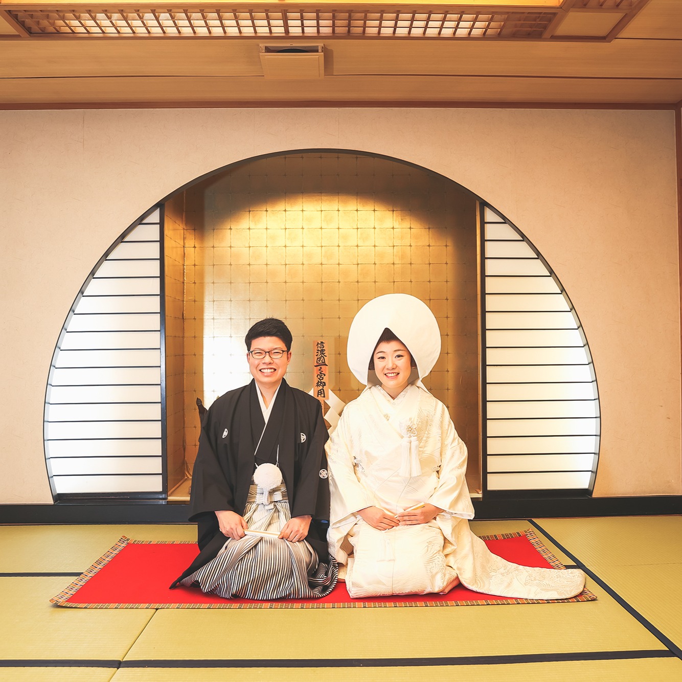 日本最古にして全国に約1万以上の社を持つ諏訪神社の総本社『諏訪大社』。神前で誓う 人生で忘れることのない思い出の時間、大切な人と共に感動と笑顔溢れる最高のひとときをお過ごし下さい。
諏訪結びでは「衣装」「美容」「写真」をご提供し、お客様のご要望に合わせた諏訪地域の老舗旅館やこだわりのお食事処・披露宴会場をご提案しています。
ご予約・お問い合わせは随時受け付けております。下記のお電話番号、もしくはプロフィール欄より公式サイトへどうぞ!
お電話📞
0266-22-3121
山田写真館公式サイト🛜
https://yamadastudio-photo.com
山田写真館のアカウントはこちら👇
@yamadaphotostudio
松本結びのアカウントはこちら👇
@matsumotomusubi
#諏訪大社#諏訪大社結婚式#諏訪#岡谷#茅野#神前結婚式#諏訪結び#松本結び#神前式#神社#神社好きな人と繋がりたい#日本の伝統#和装結婚式#綿帽子#角隠し#諏訪結婚式#和装#諏訪和装#岡谷和装#長野結婚式#しあわせ信州#山田写真館#yamadaphotostudio#花嫁#白無垢 #ロケーションフォト