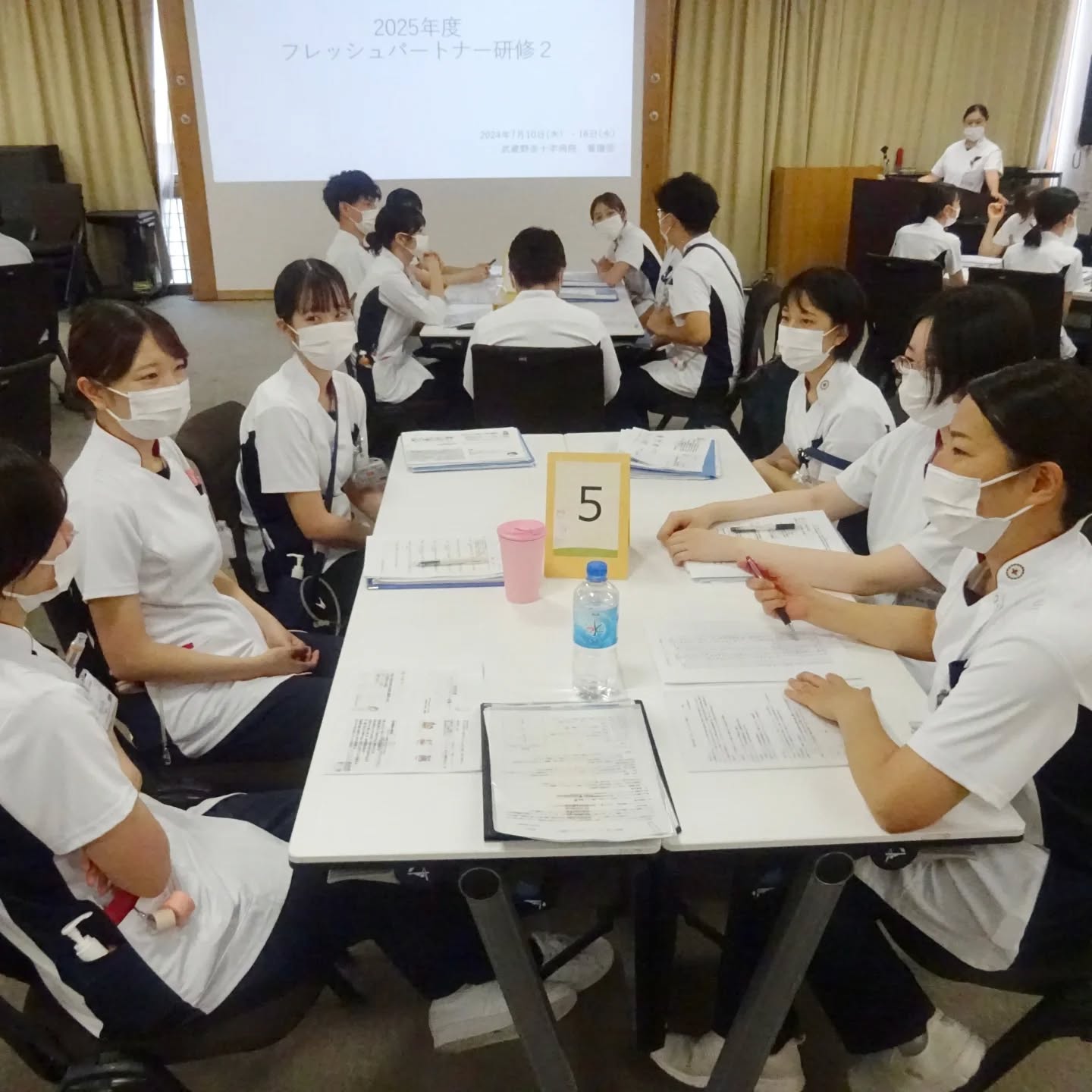 今年、初めてフレッシュパートナーとなる看護師の研修です。新人看護職員を一番身近に支えるだけに悩みが尽きません。
#研修 #新人看護職員研修 #フレッシュパートナー研修 #支援 #pns