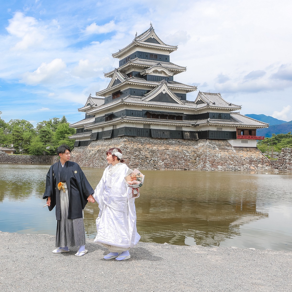 長野県松本市の中心に佇む国宝松本城のフォトウェディングをプロデュースしております🏯
衣装・ヘアメイクから写真撮影がセットになったお得なプランご用意。フォトウェディングや前撮りなど、最高の写真になるように私たちがお手伝いします✨
ご予約・お問い合わせは下記のお電話番号、もしくはプロフィール欄より公式サイトへどうぞ!
お電話📞
0266-22-3121
山田写真館公式サイト🛜
https://yamadastudio-photo.com
山田写真館のアカウントはこちら👇
@yamadaphotostudio
諏訪結びのアカウントはこちら👇
@suwamusubi
#フォトウエディング#weddingphotography#松本城 #和装フォト#matsumoto #松本結び#写真好きの人と繋がりたい#Photo #岡谷 #塩尻 #岡谷写真館 #長野 #松本ブライダル#松本和装前撮り#フォトスタジオ#色打掛 #袴 #ロケーションフォト#記念 #記念撮影 #信州 #しあわせ信州 #yamadaphotostudio #山田写真館