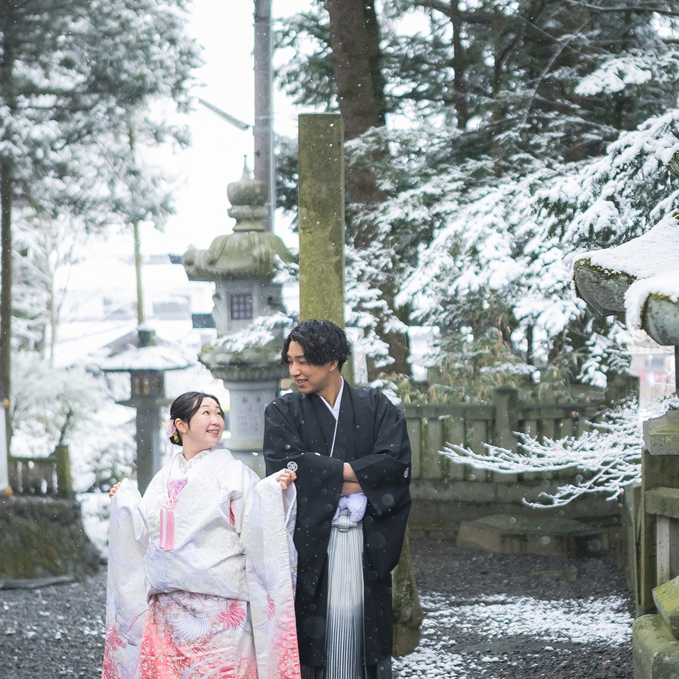 日本最古にして全国に約1万以上の社を持つ諏訪神社の総本社『諏訪大社』。神前で誓う 人生で忘れることのない思い出の時間、大切な人と共に感動と笑顔溢れる最高のひとときをお過ごし下さい。
諏訪結びでは「衣装」「美容」「写真」をご提供し、お客様のご要望に合わせた諏訪地域の老舗旅館やこだわりのお食事処・披露宴会場をご提案しています。
ご予約・お問い合わせは随時受け付けております。下記のお電話番号、もしくはプロフィール欄より公式サイトへどうぞ!
お電話📞
0266-22-3121
山田写真館公式サイト🛜
https://yamadastudio-photo.com
山田写真館のアカウントはこちら👇
@yamadaphotostudio
松本結びのアカウントはこちら👇
@matsumotomusubi
#諏訪大社#諏訪大社結婚式#諏訪#岡谷#茅野#諏訪大社下社秋宮#神前結婚式#諏訪結び#松本結び#神前式#神社#神社好きな人と繋がりたい#日本の伝統#和装結婚式#諏訪結婚式#和装#諏訪和装#岡谷和装#長野結婚式#しあわせ信州#山田写真館#yamadaphotostudio#花嫁#白無垢 #ロケーションフォト