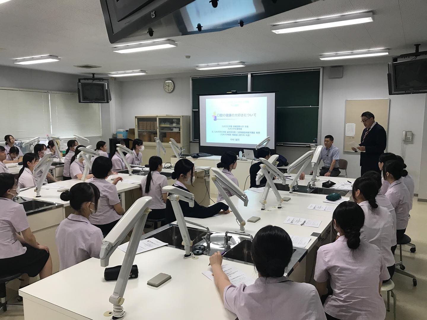 本日、中村学長先生より全学年対象に特別ご講話をしていただきました。
目指す歯科衛生士とはどのような仕事か、学生のみならず職員一同とても勉強になりました。
必ず国家試験全員合格できるよう、気を引き締めて頑張ります。
本日は本当にありがとうございました。
#歯科衛生士
#歯科衛生士のたまご
#歯科衛生士国家試験対策